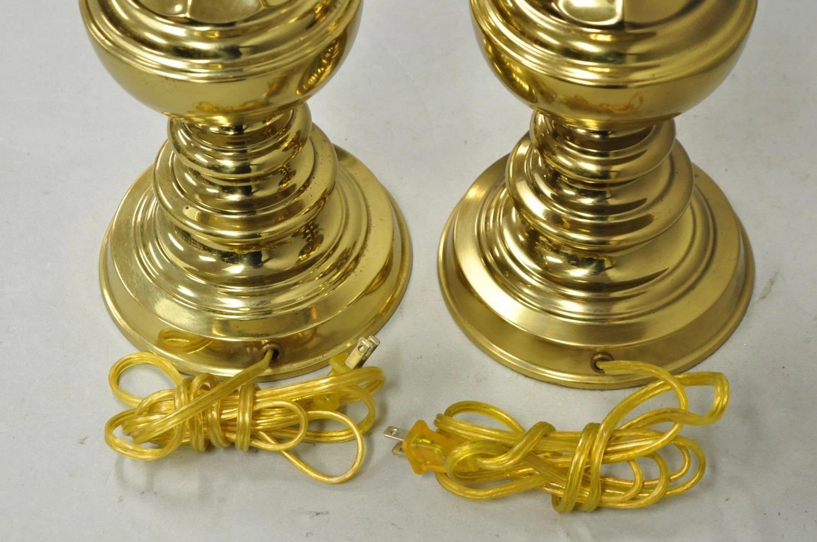 Paire de lampes de table vintage Hollywood Regency à colonne en laiton de style Stiffel - une paire en vente 4