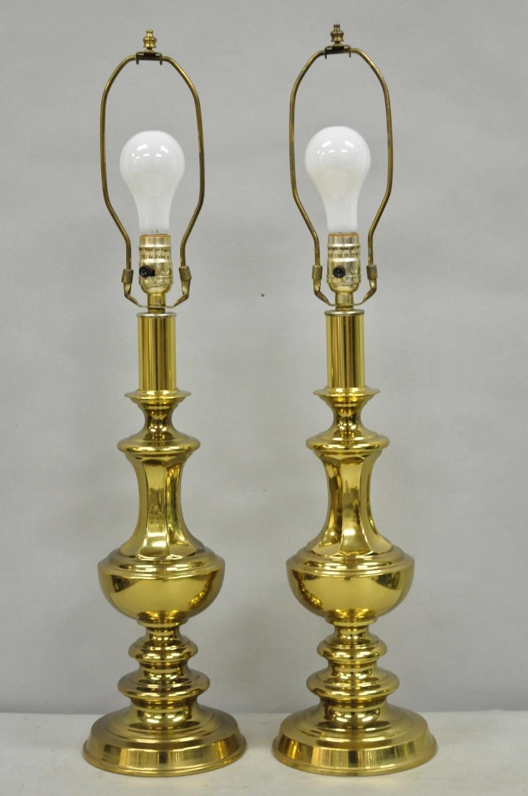 Paire de lampes de table vintage Hollywood Regency à colonne en laiton de style Stiffel - une paire en vente 6