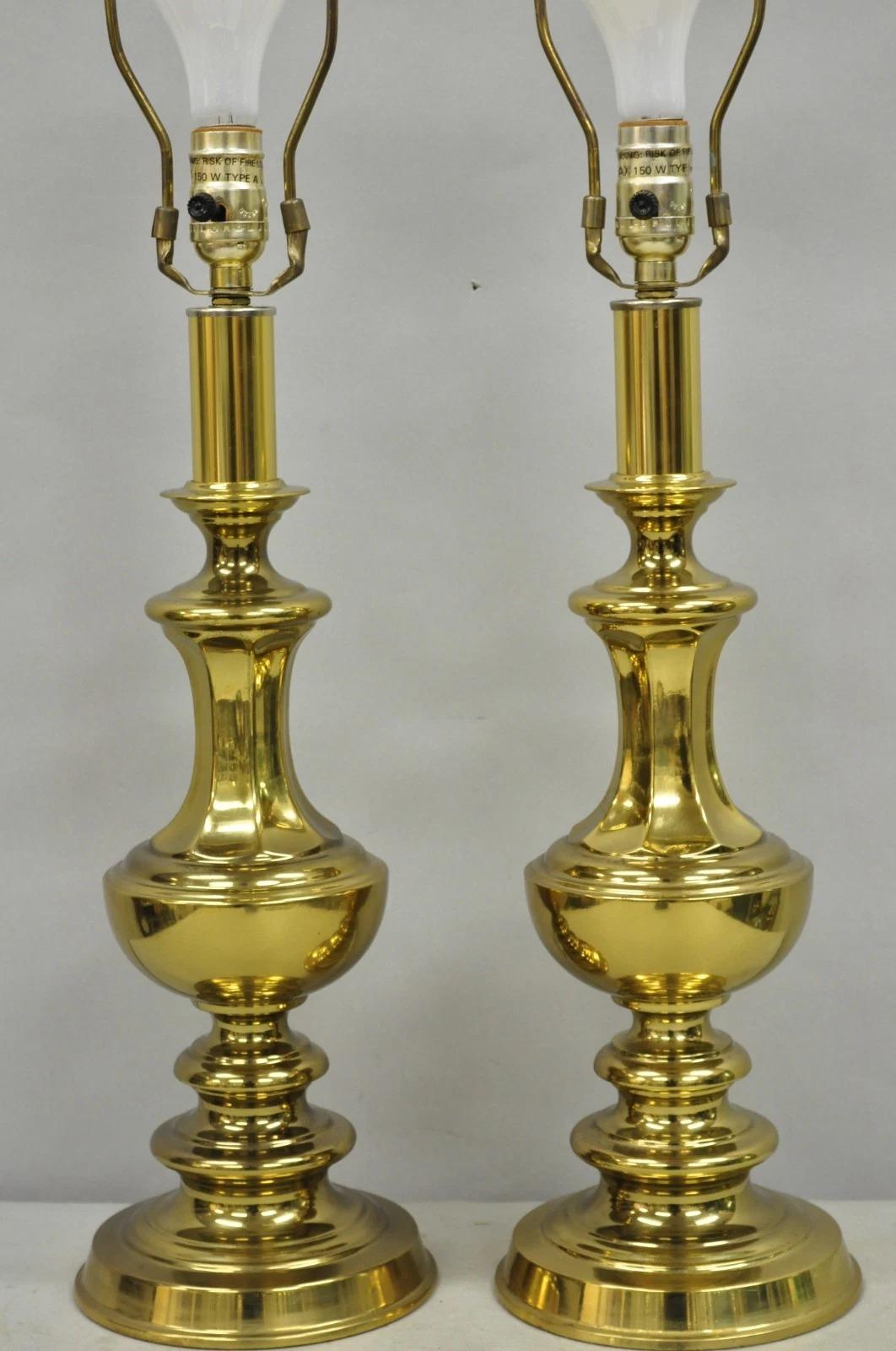 Inconnu Paire de lampes de table vintage Hollywood Regency à colonne en laiton de style Stiffel - une paire en vente