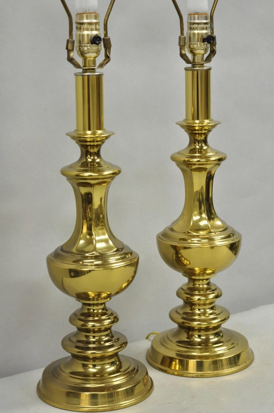 Paire de lampes de table vintage Hollywood Regency à colonne en laiton de style Stiffel - une paire Bon état - En vente à Philadelphia, PA