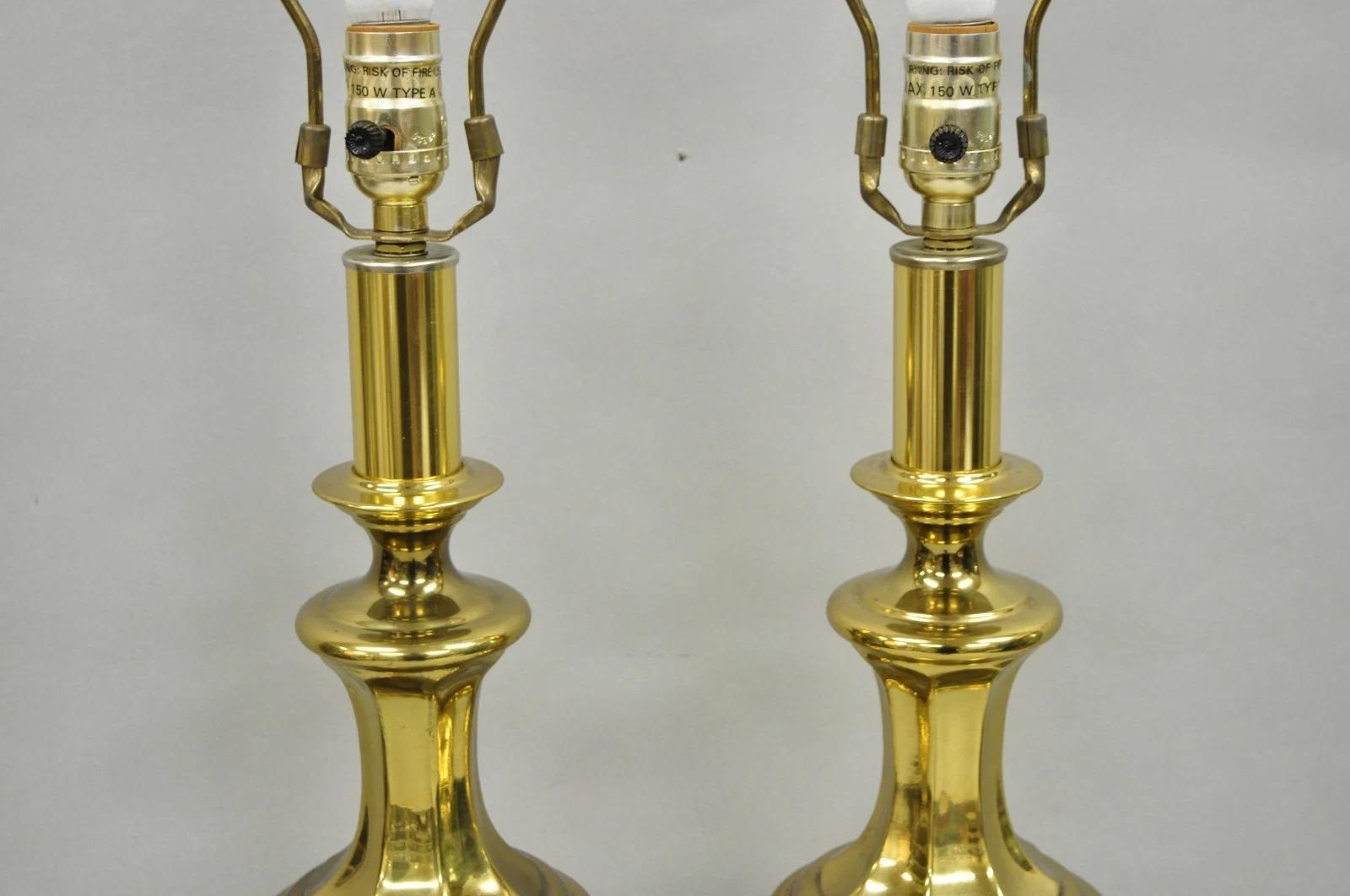 20ième siècle Paire de lampes de table vintage Hollywood Regency à colonne en laiton de style Stiffel - une paire en vente