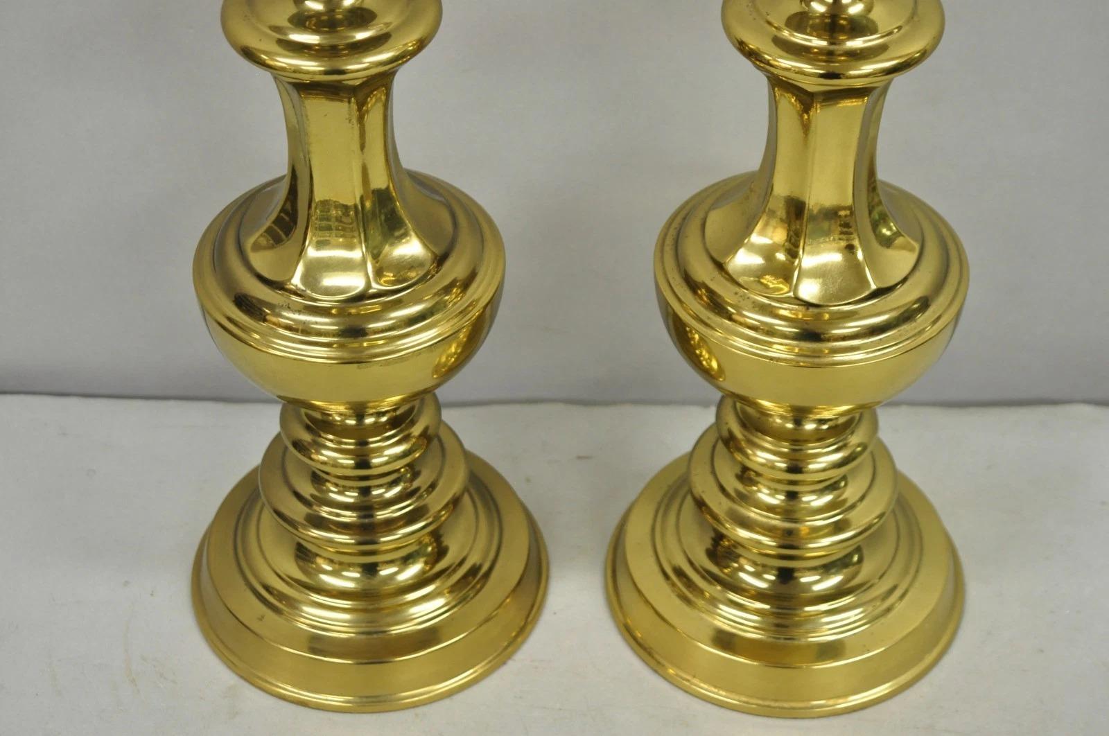 Laiton Paire de lampes de table vintage Hollywood Regency à colonne en laiton de style Stiffel - une paire en vente