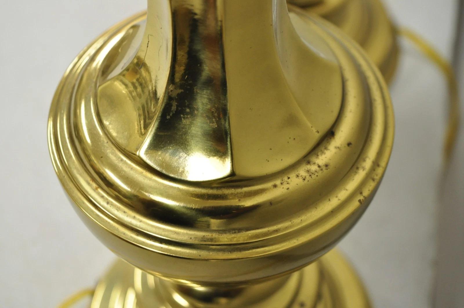 Paire de lampes de table vintage Hollywood Regency à colonne en laiton de style Stiffel - une paire en vente 1