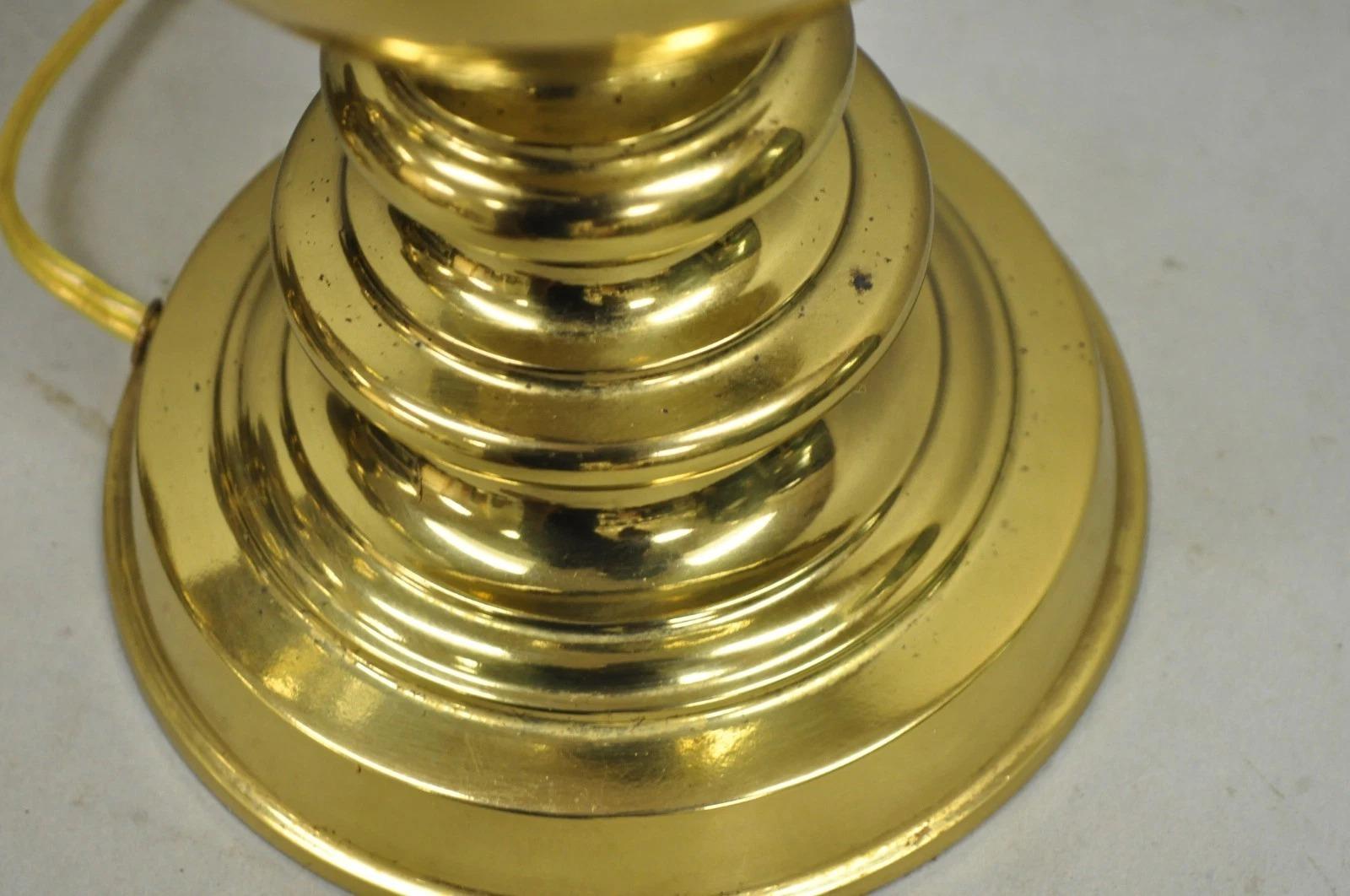 Paire de lampes de table vintage Hollywood Regency à colonne en laiton de style Stiffel - une paire en vente 2