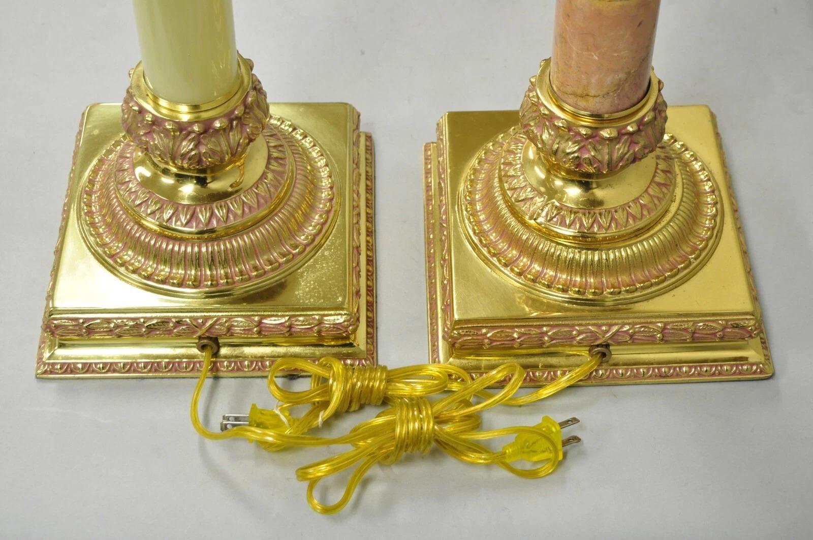 Lampade da tavolo vintage Hollywood Regency in ottone con colonna impero, verde, rosa e oro - Coppia in vendita 4