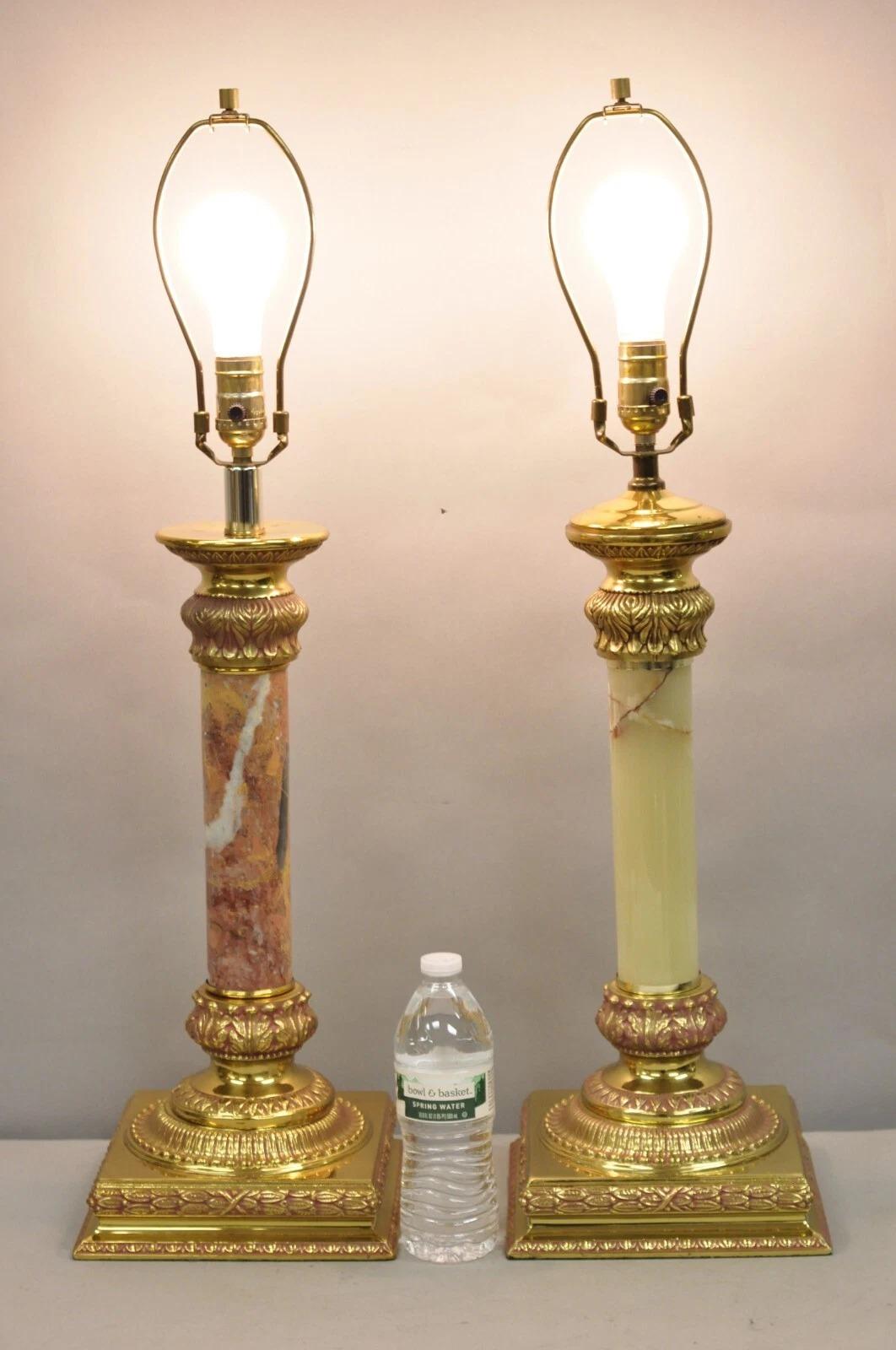 Vintage Hollywood Regency Brass Empire Style Acrylic Column Green Pink and Gold Table Lamps by Crystal Clear Ind. - Coppia. L'articolo presenta alberi in acrilico di colore verde e rosa con dettagli dipinti in rosa. Circa alla fine del XX secolo.