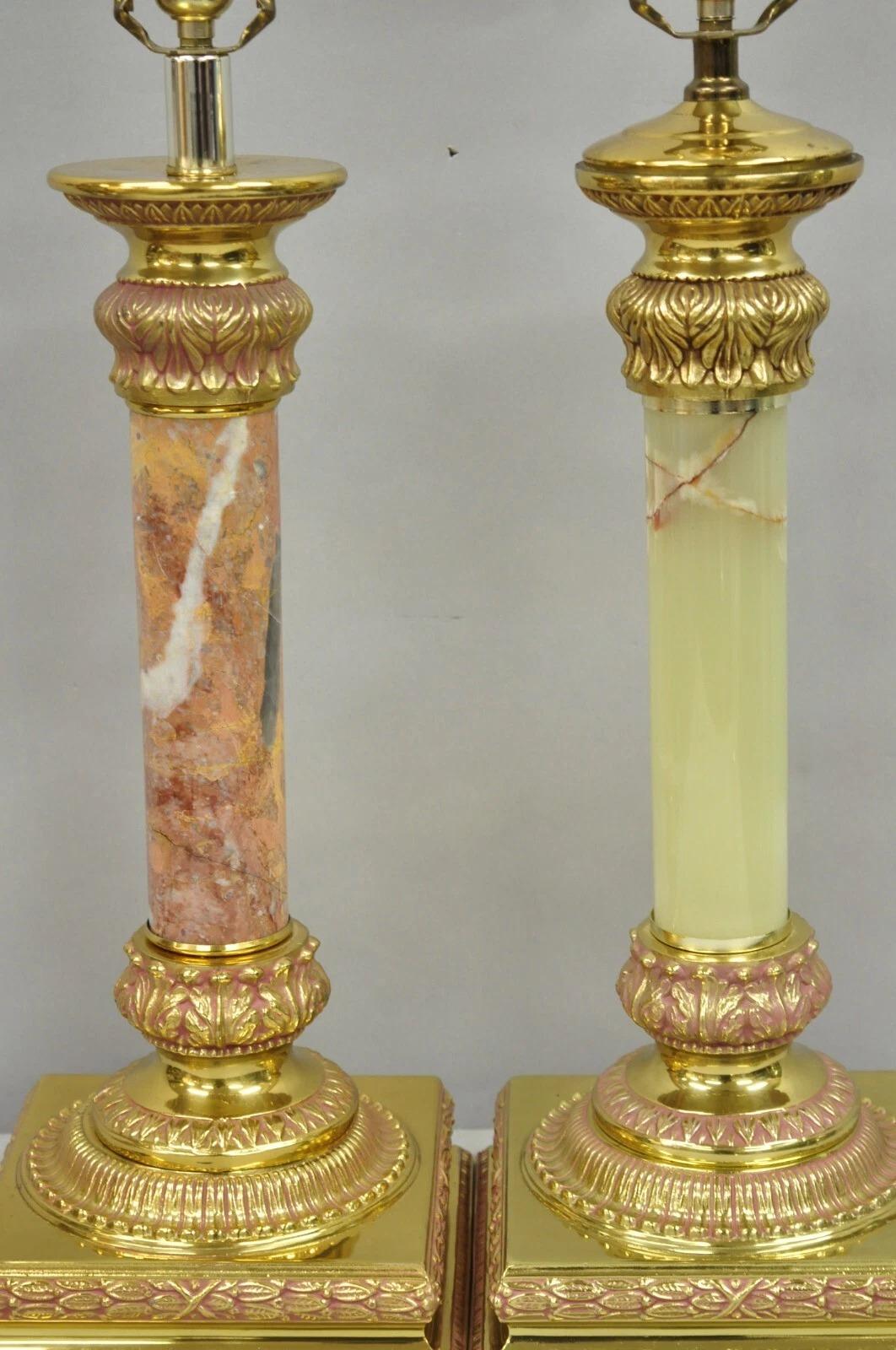 Sconosciuto Lampade da tavolo vintage Hollywood Regency in ottone con colonna impero, verde, rosa e oro - Coppia in vendita