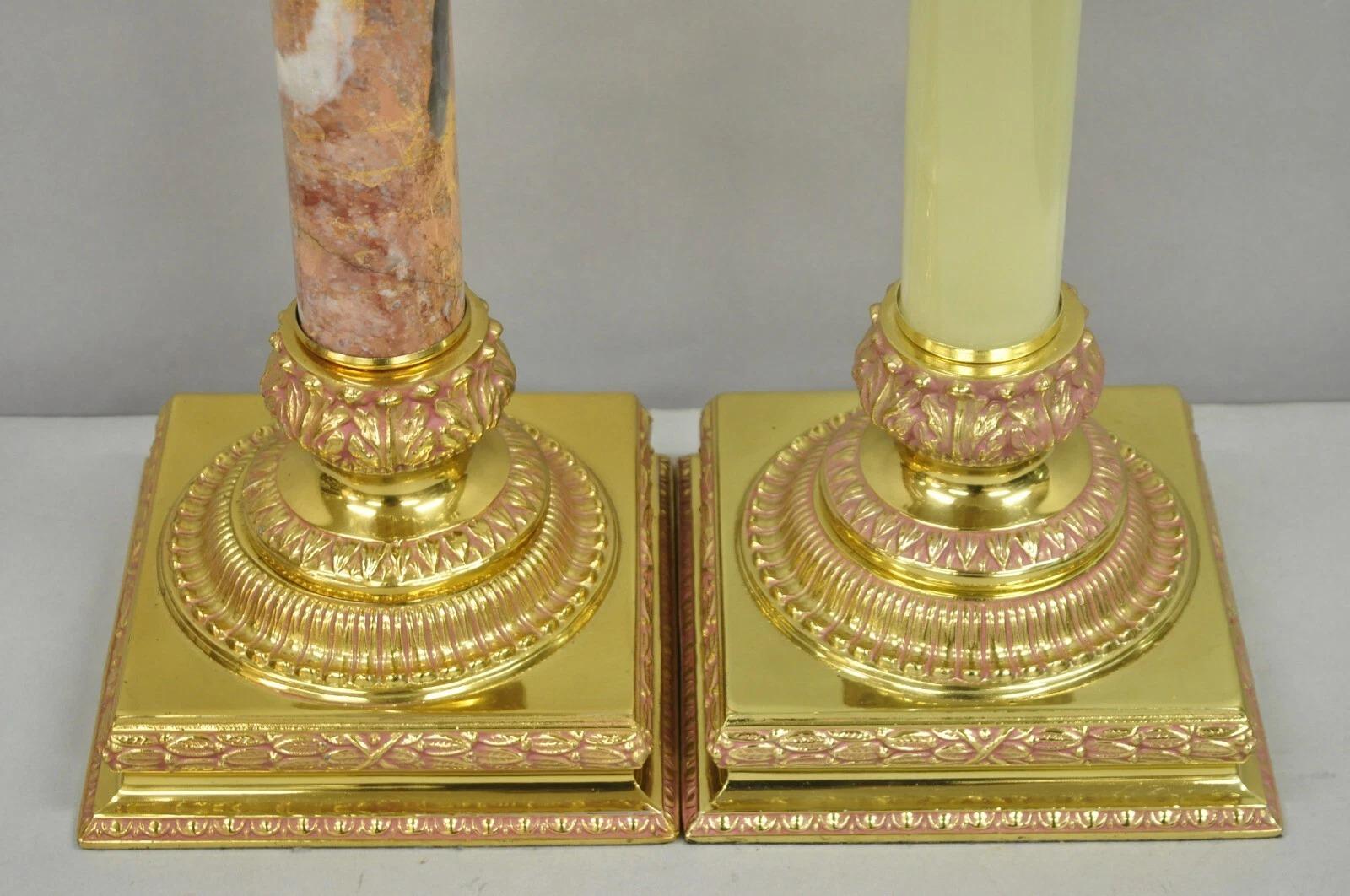 Lampade da tavolo vintage Hollywood Regency in ottone con colonna impero, verde, rosa e oro - Coppia In condizioni buone in vendita a Philadelphia, PA