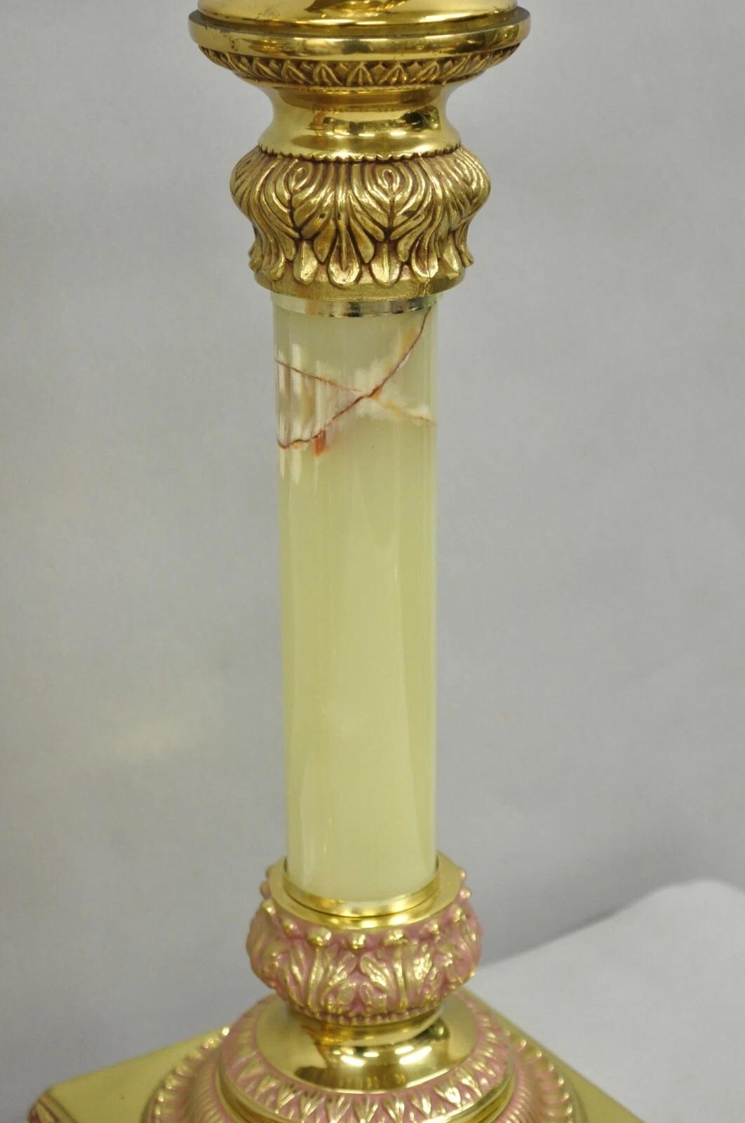Metallo Lampade da tavolo vintage Hollywood Regency in ottone con colonna impero, verde, rosa e oro - Coppia in vendita