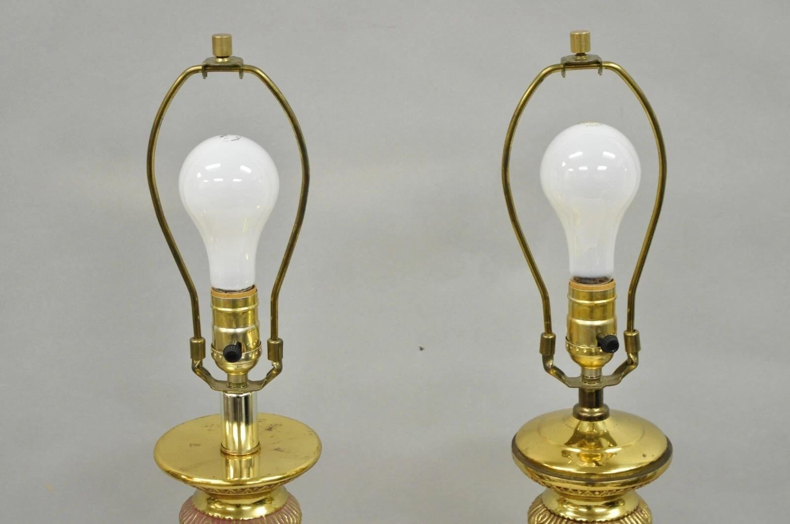 Lampade da tavolo vintage Hollywood Regency in ottone con colonna impero, verde, rosa e oro - Coppia in vendita 1