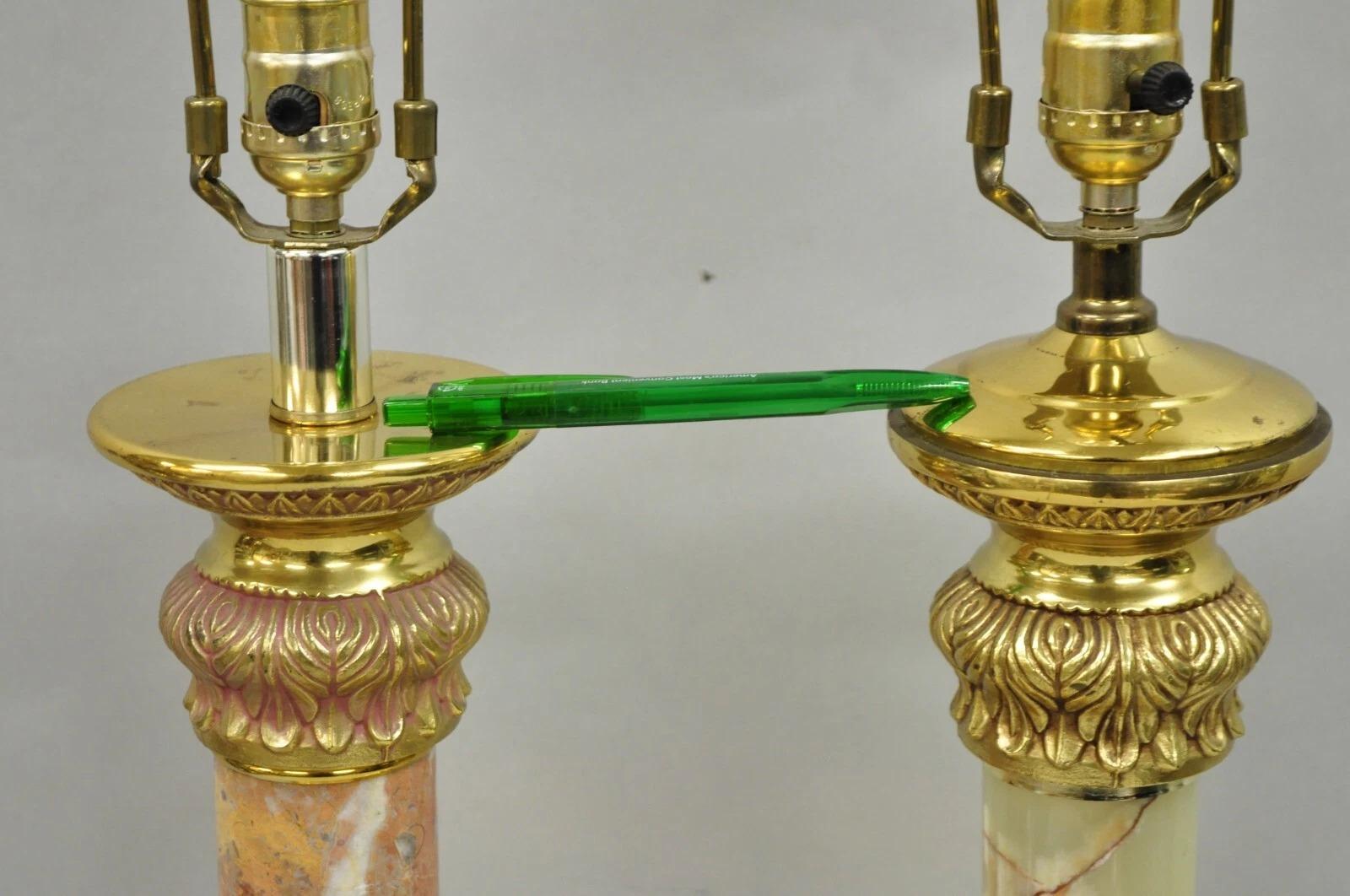 Lampade da tavolo vintage Hollywood Regency in ottone con colonna impero, verde, rosa e oro - Coppia in vendita 2