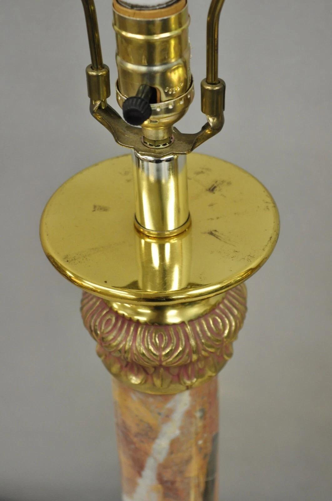 Lampade da tavolo vintage Hollywood Regency in ottone con colonna impero, verde, rosa e oro - Coppia in vendita 3