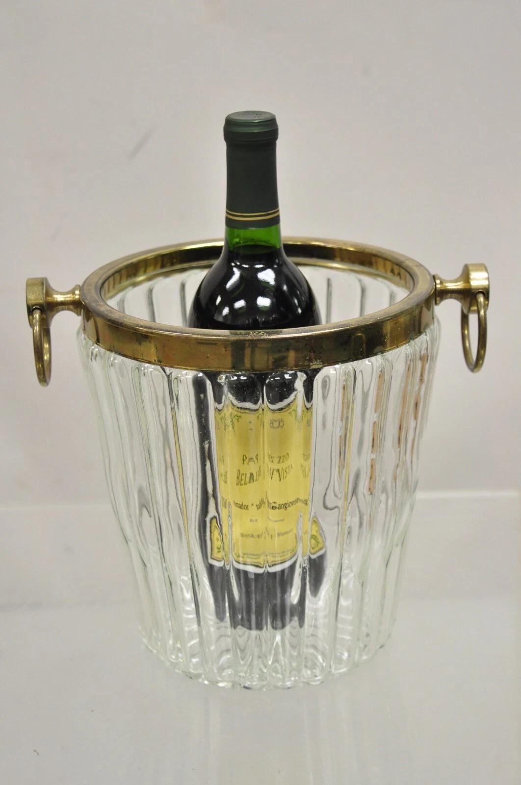Seau à glace en laiton et verre pour champagne et vin Vintage Hollywood Regency. Circa Late 20th Century. Dimensions : 9
