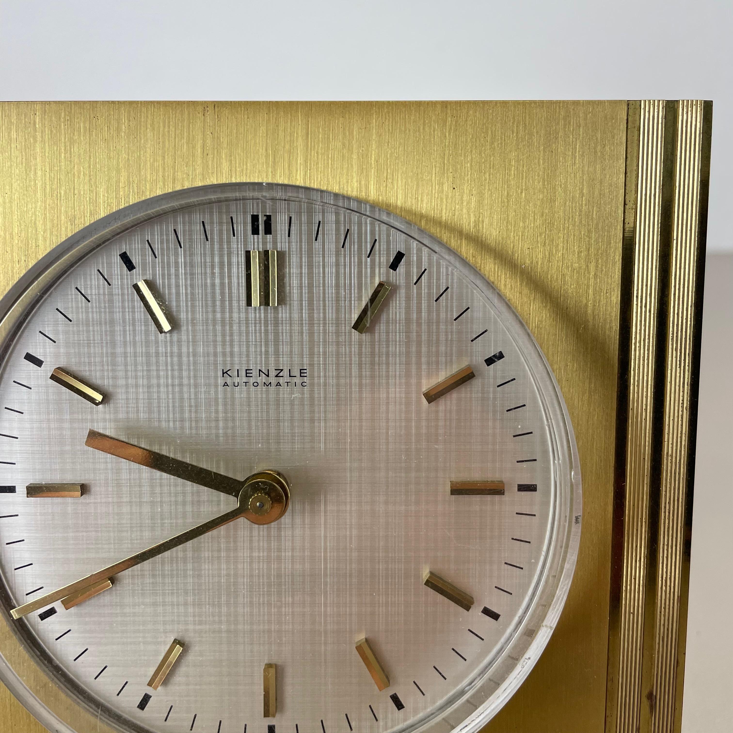 Vintage Hollywood Regency Brass Glass Table Clock by Kienzle, Germany 1960s In Good Condition For Sale In Kirchlengern, DE