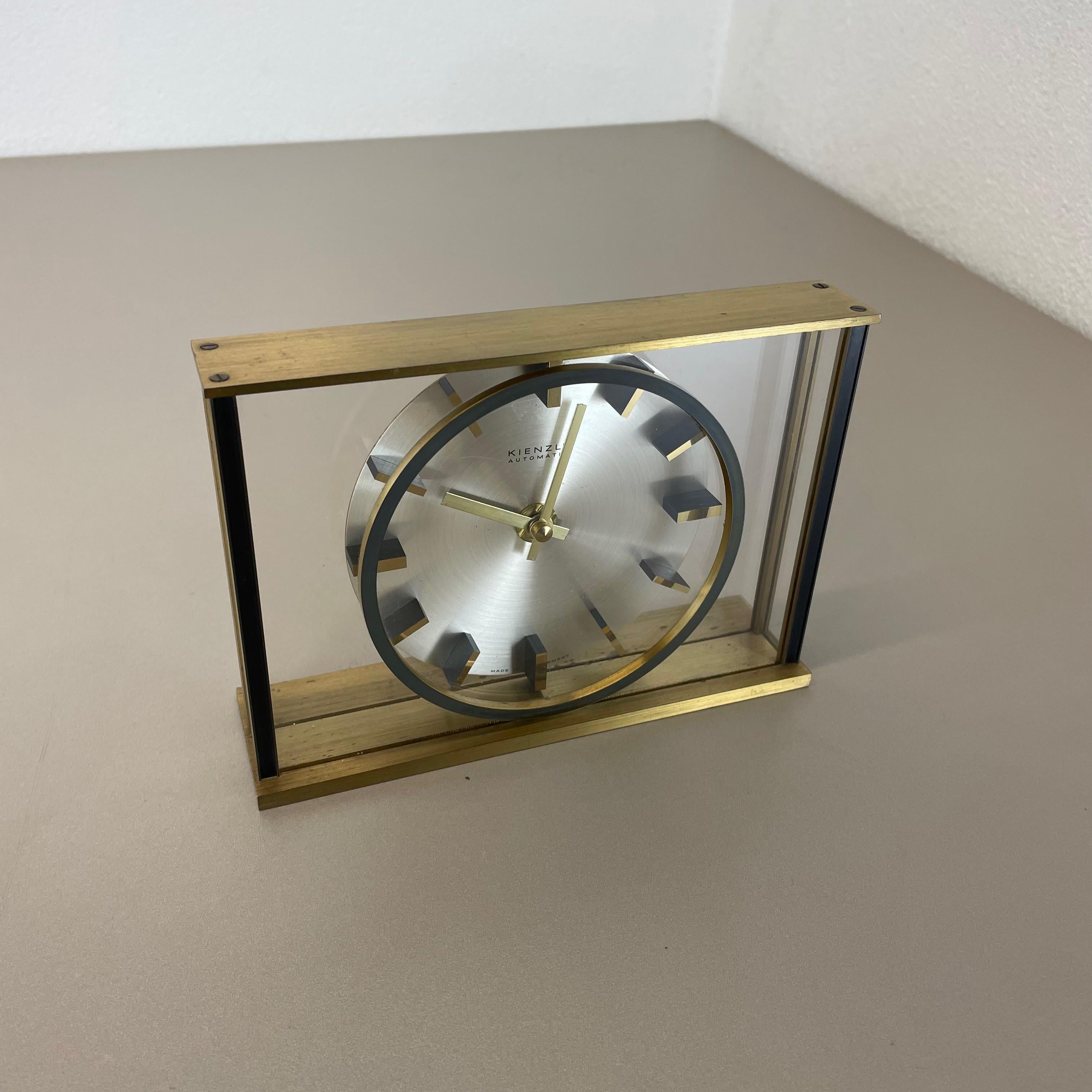 Mid-Century Modern Horloge de table vintage en laiton et verre Hollywood Regency de Kienzle, Allemagne, années 1970 en vente