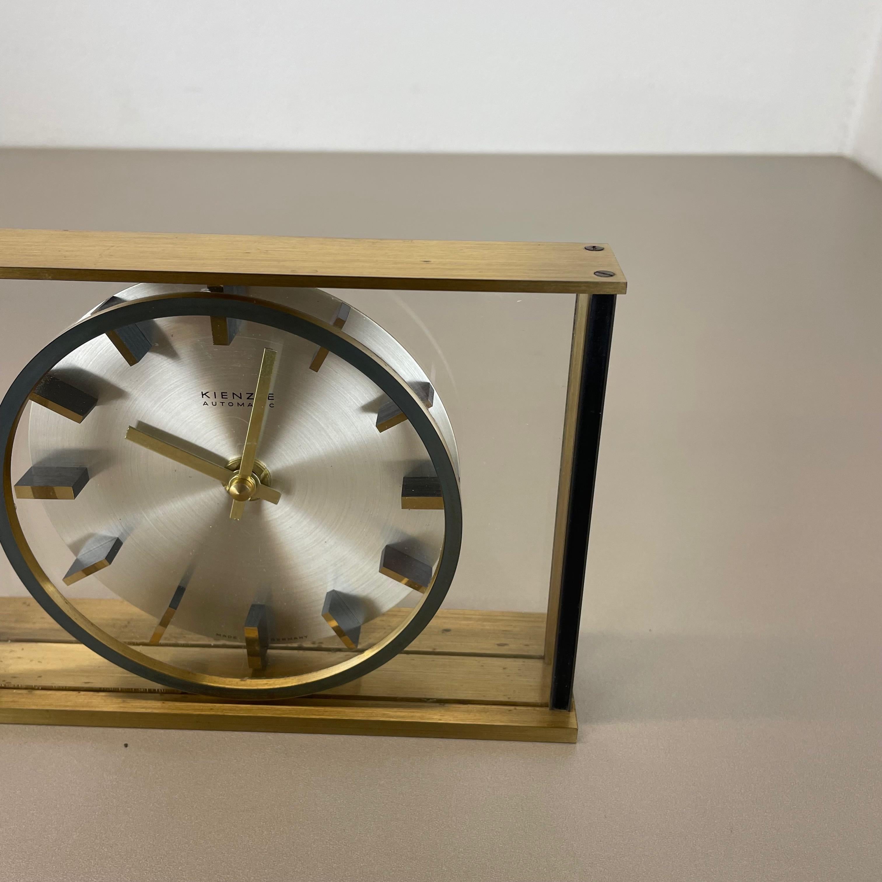 Vintage Hollywood Regency Brass Glass Table Clock by Kienzle, Germany 1970s In Good Condition For Sale In Kirchlengern, DE