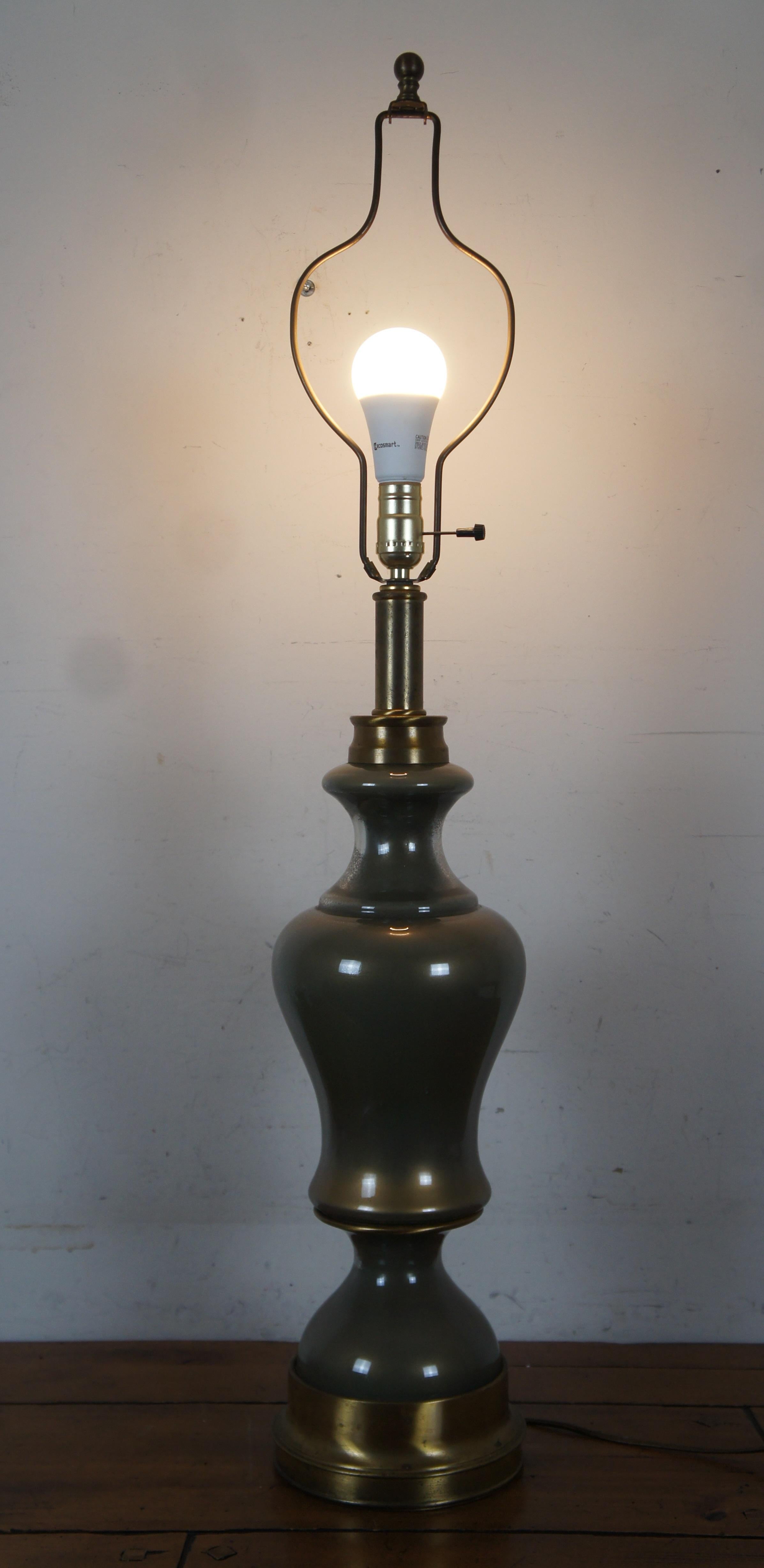 Vintage Hollywood Regency-Tischlampe, Hollywood Regency, Messing & Glas, Trophäe, Urne, 40