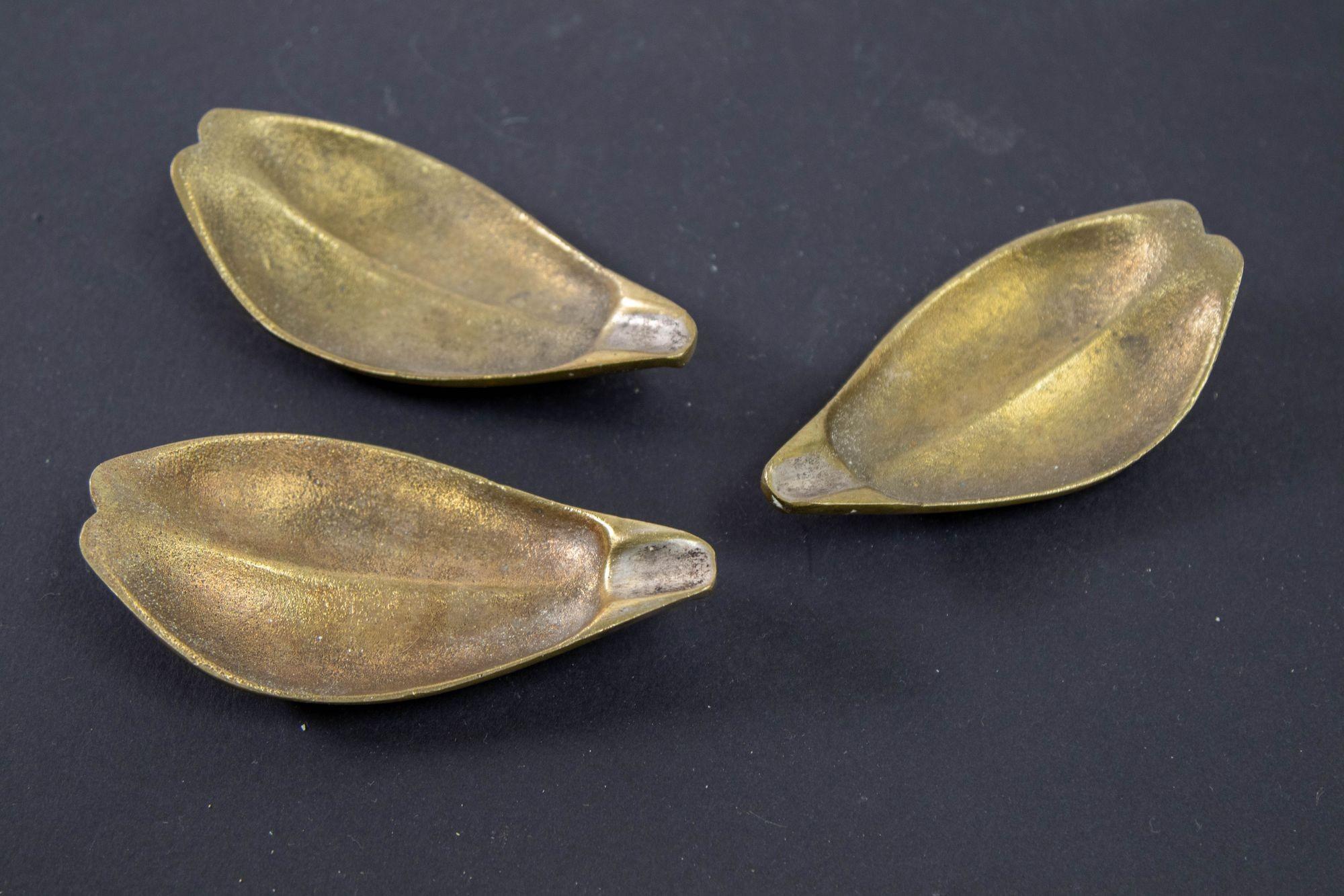 Vintage Hollywood Regency Brass Leaf Petal Ashtrays - Set of 3 1