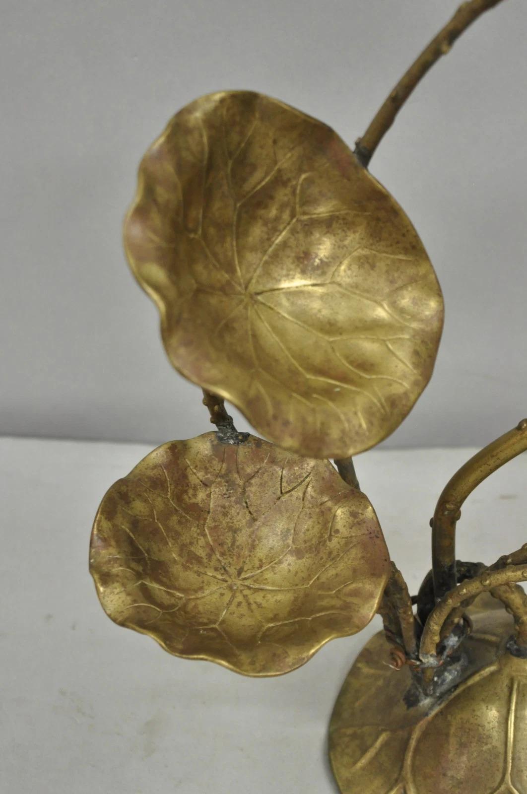Vintage Hollywood Regency Messing Lotus Leaf Lily Pad Einzel Kerzenhalter (20. Jahrhundert) im Angebot