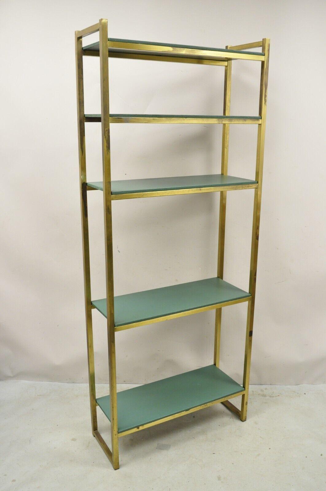 Vintage Hollywood Regency Brass Metal 5 Tier Etagere Bookcase Shelf. L'article se caractérise par un cadre en métal, une finition en laiton bruni en détresse, des étagères en bois vert, un grand style et une grande forme. Circa Late 20th Century.