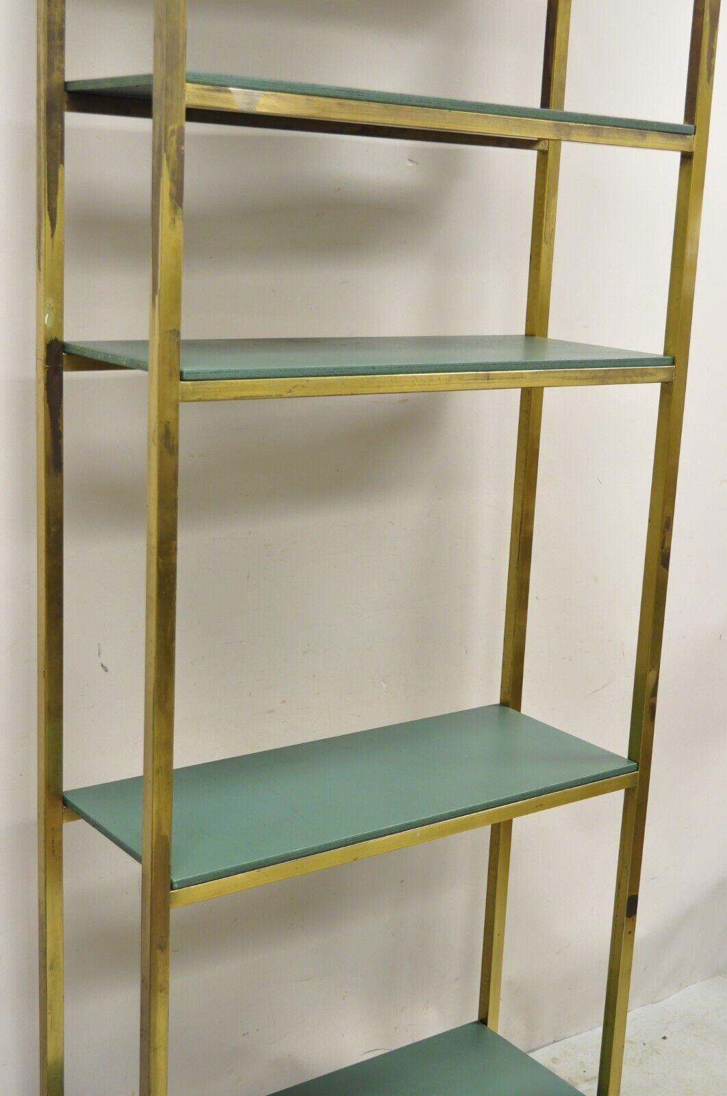 20ième siècle Vintage Hollywood Regency Brass Metal 5 Tier Etagere Bookcase Shelf en vente