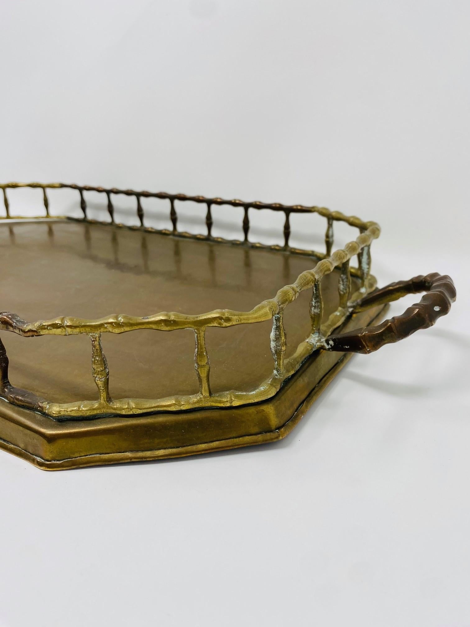 Vintage Hollywood Regency Brass Octagonal Faux Bamboo Serving Tray In Good Condition For Sale In San Diego, CA