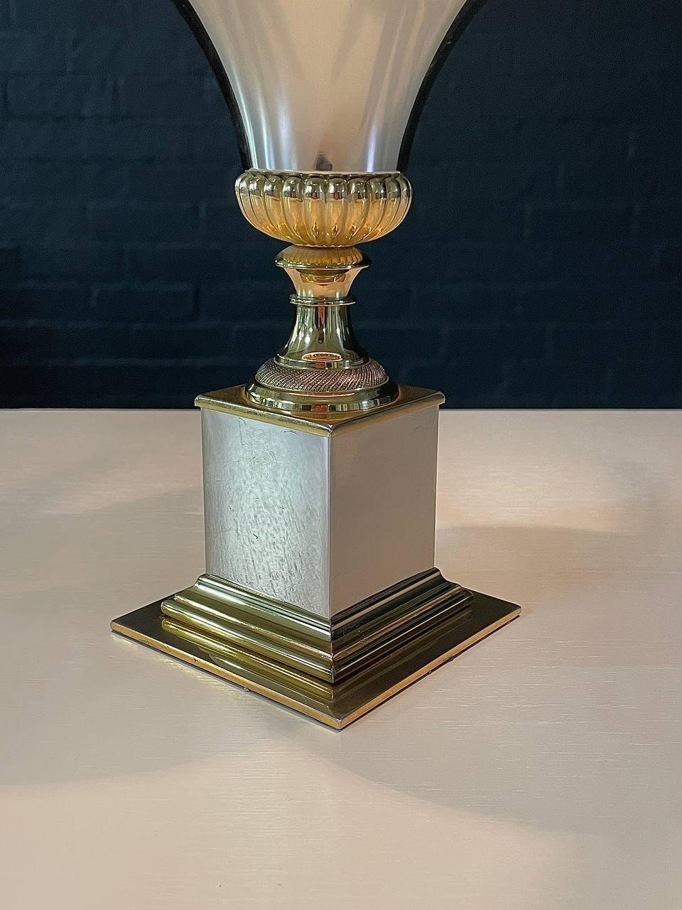 Lámpara de mesa vintage Hollywood Regency con hojas de palmera de latón en venta 3