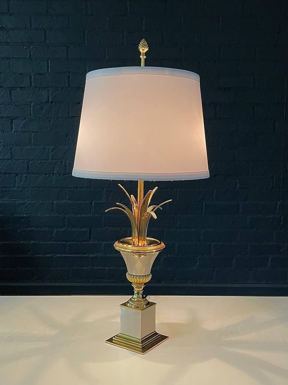 Lámpara de mesa vintage Hollywood Regency con hojas de palmera de latón Regencia de Hollywood en venta