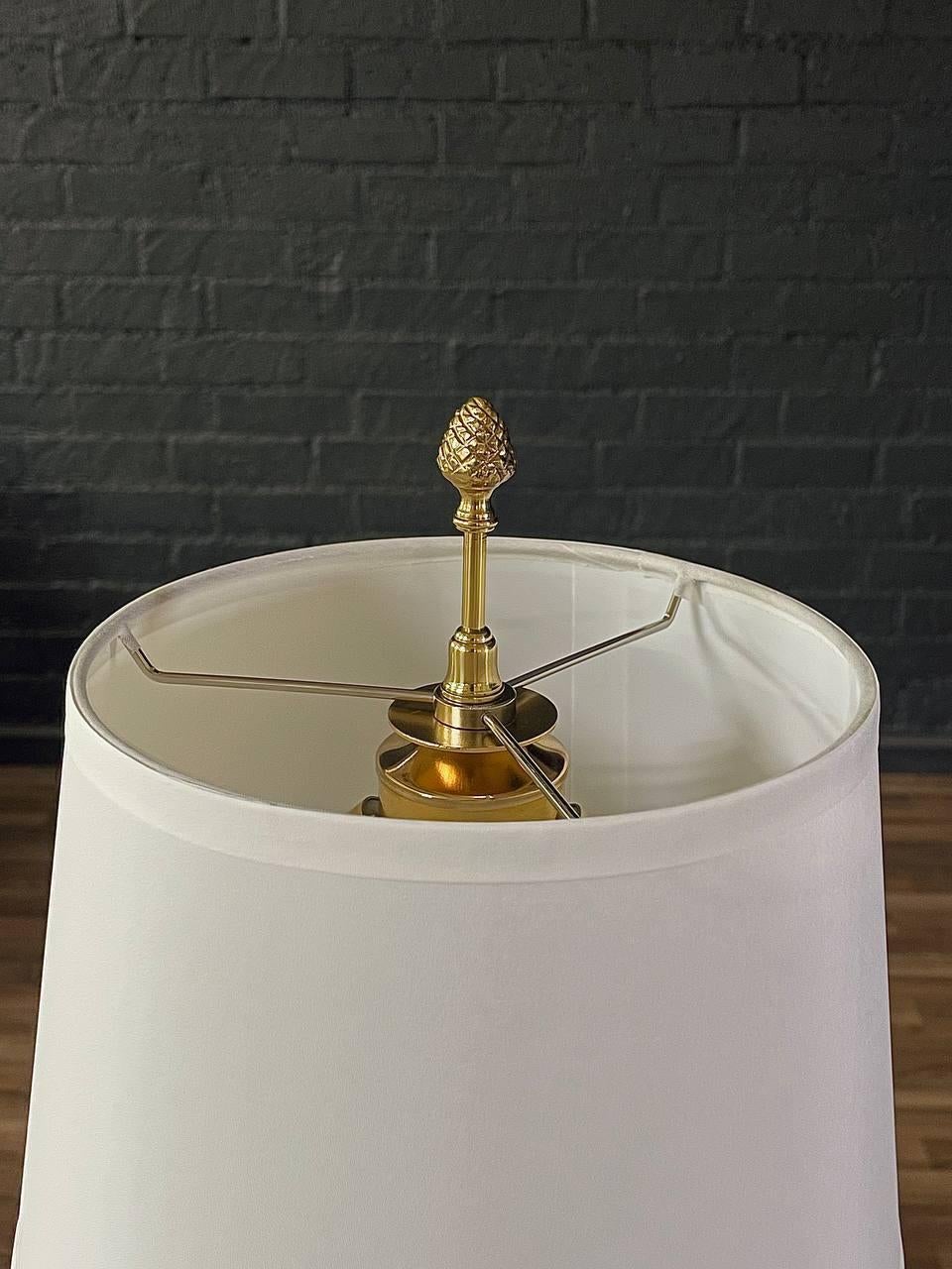 Lámpara de mesa vintage Hollywood Regency con hojas de palmera de latón finales del siglo XX en venta