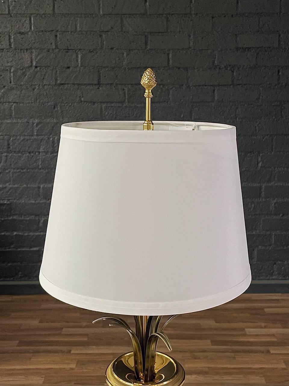 Lámpara de mesa vintage Hollywood Regency con hojas de palmera de latón Latón en venta