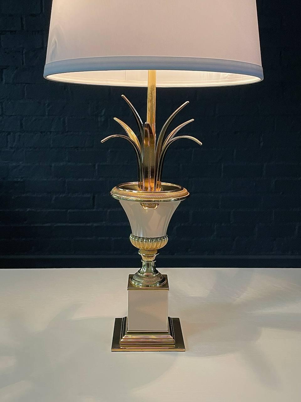 Lámpara de mesa vintage Hollywood Regency con hojas de palmera de latón en venta 1