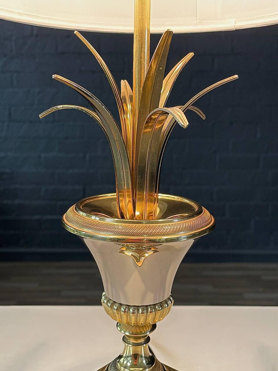 Lámpara de mesa vintage Hollywood Regency con hojas de palmera de latón en venta 2