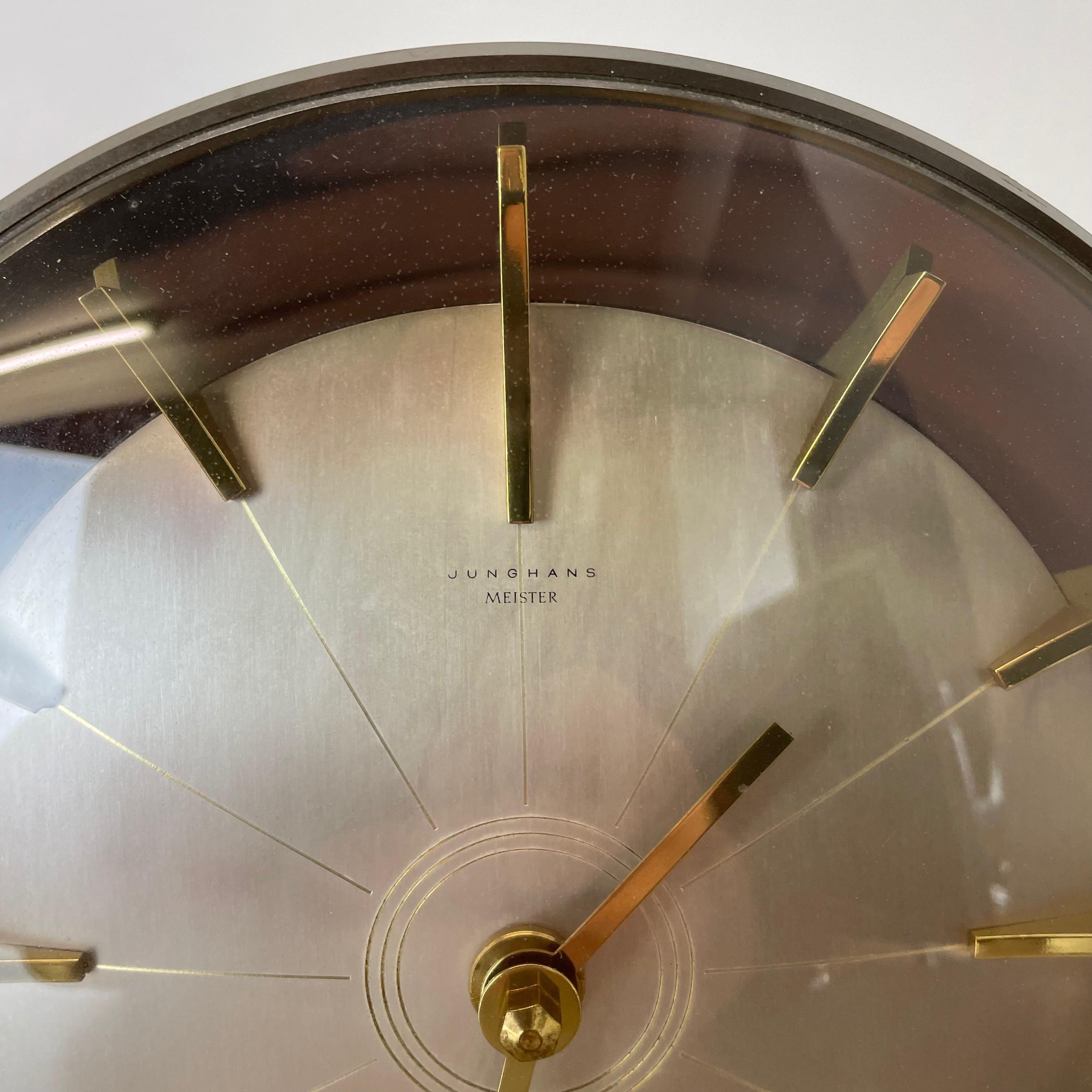Vintage Hollywood Regency Brass Table Clock Junghans Meister, Germany, 1950s In Good Condition For Sale In Kirchlengern, DE