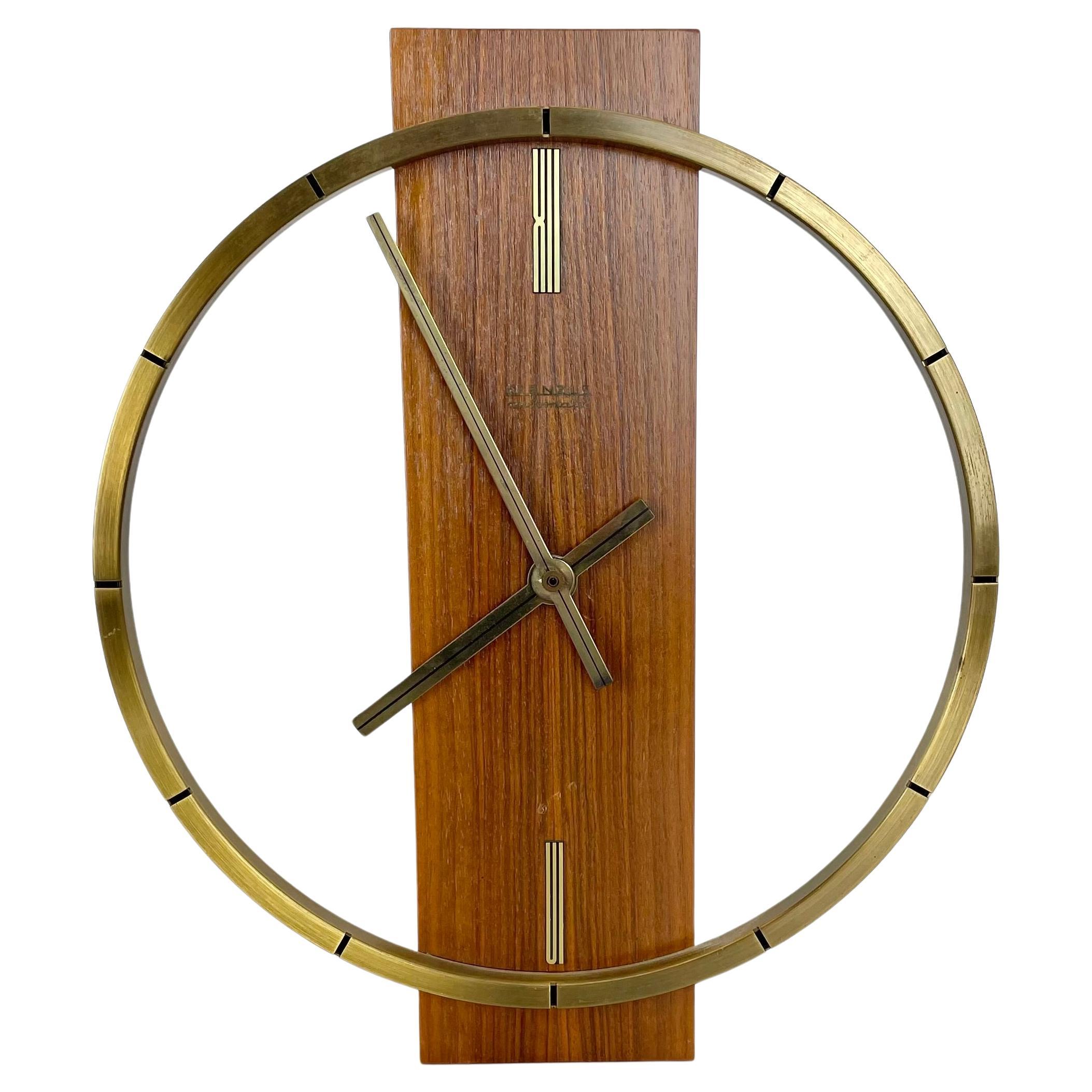 Vintage Hollywood Regency Reloj de pared de latón y nogal de Kienzle, Alemania Años 50