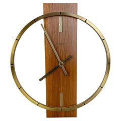 Vintage Hollywood Regency Reloj de pared de latón y nogal de Kienzle, Alemania Años 50