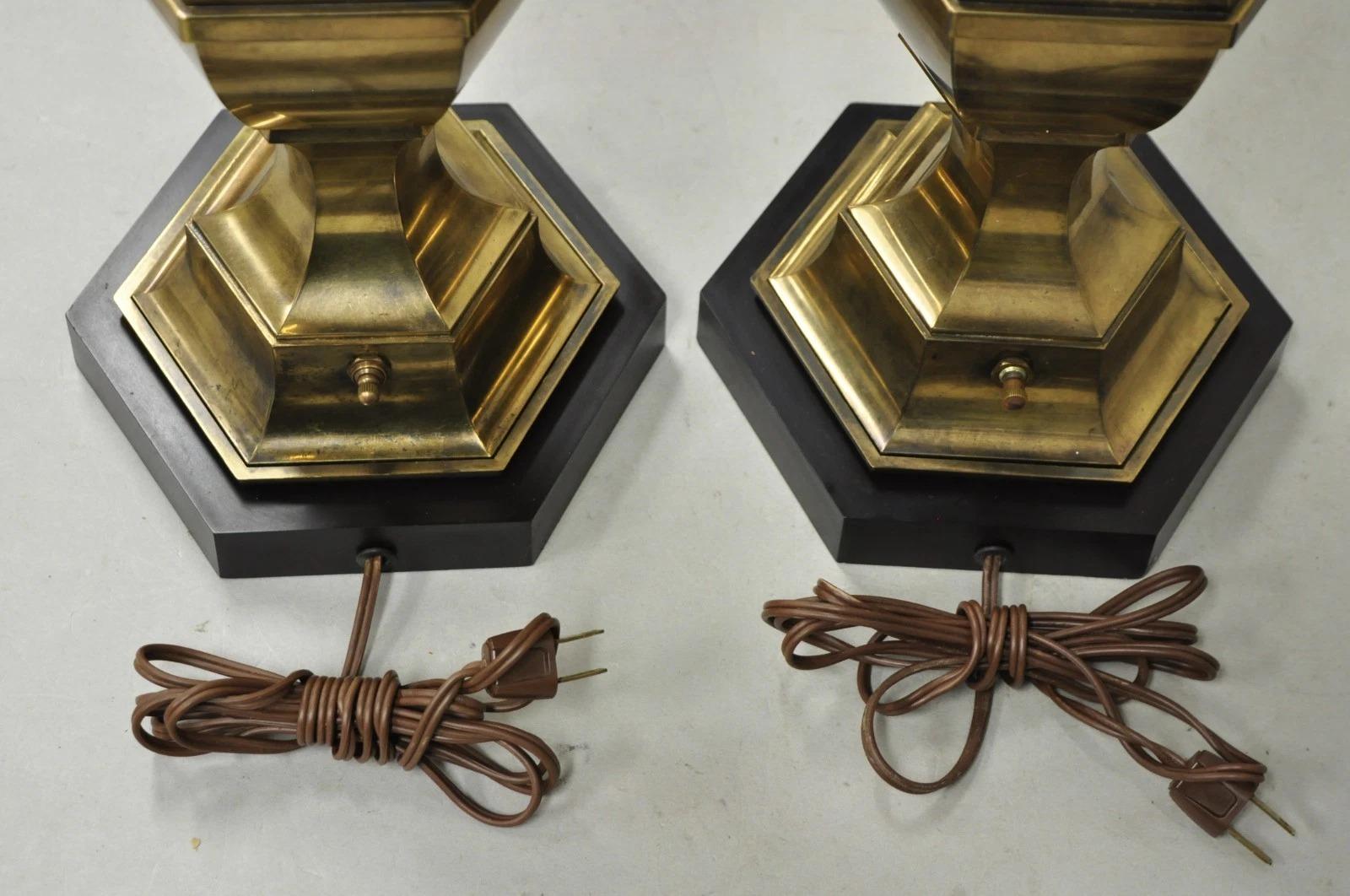 Vintage Hollywood Regency brüniertes Messing Kerzenständer Tischlampen - ein Paar im Angebot 5