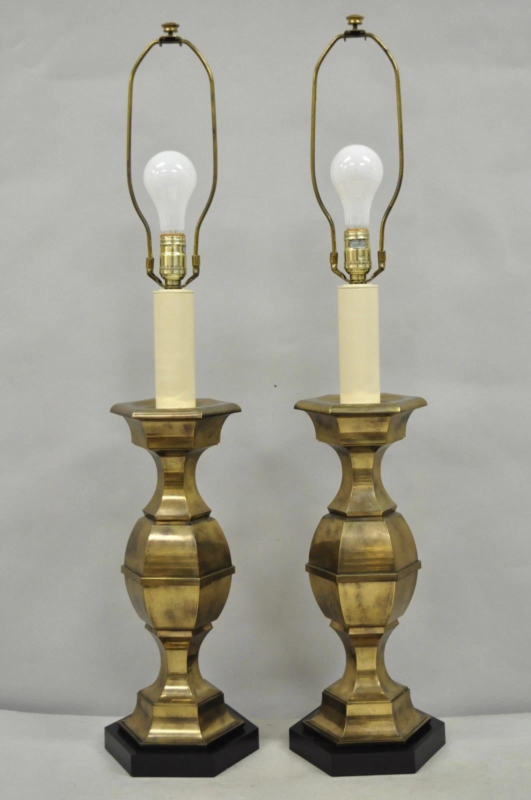 Vintage Hollywood Regency brüniertes Messing Kerzenständer Tischlampen - ein Paar im Angebot 7