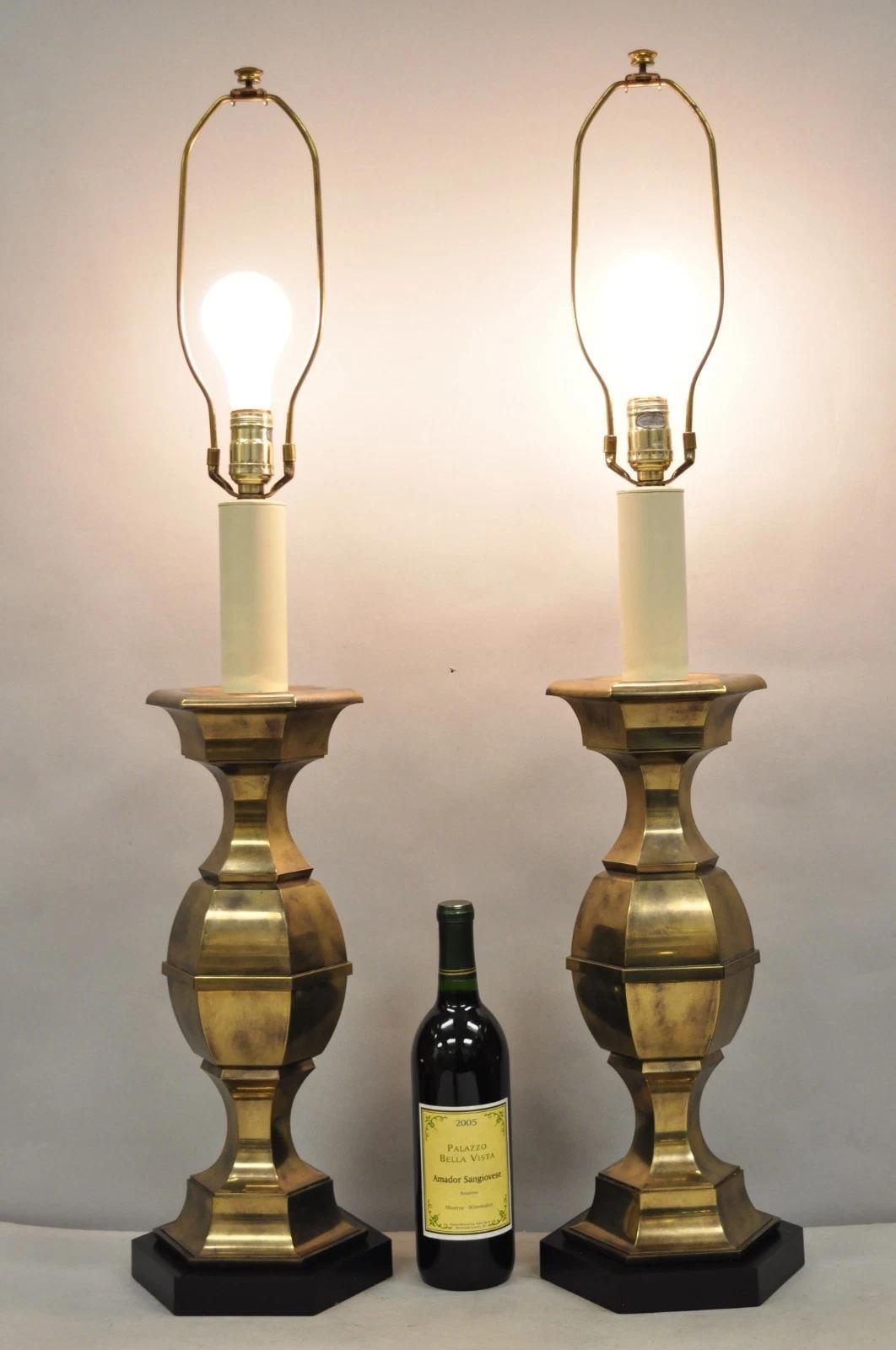 Vintage Hollywood Regency Kerzenständer Tischlampen aus brüniertem Messing - ein Paar. Circa Mitte des 20. Jahrhunderts. Abmessungen: 37