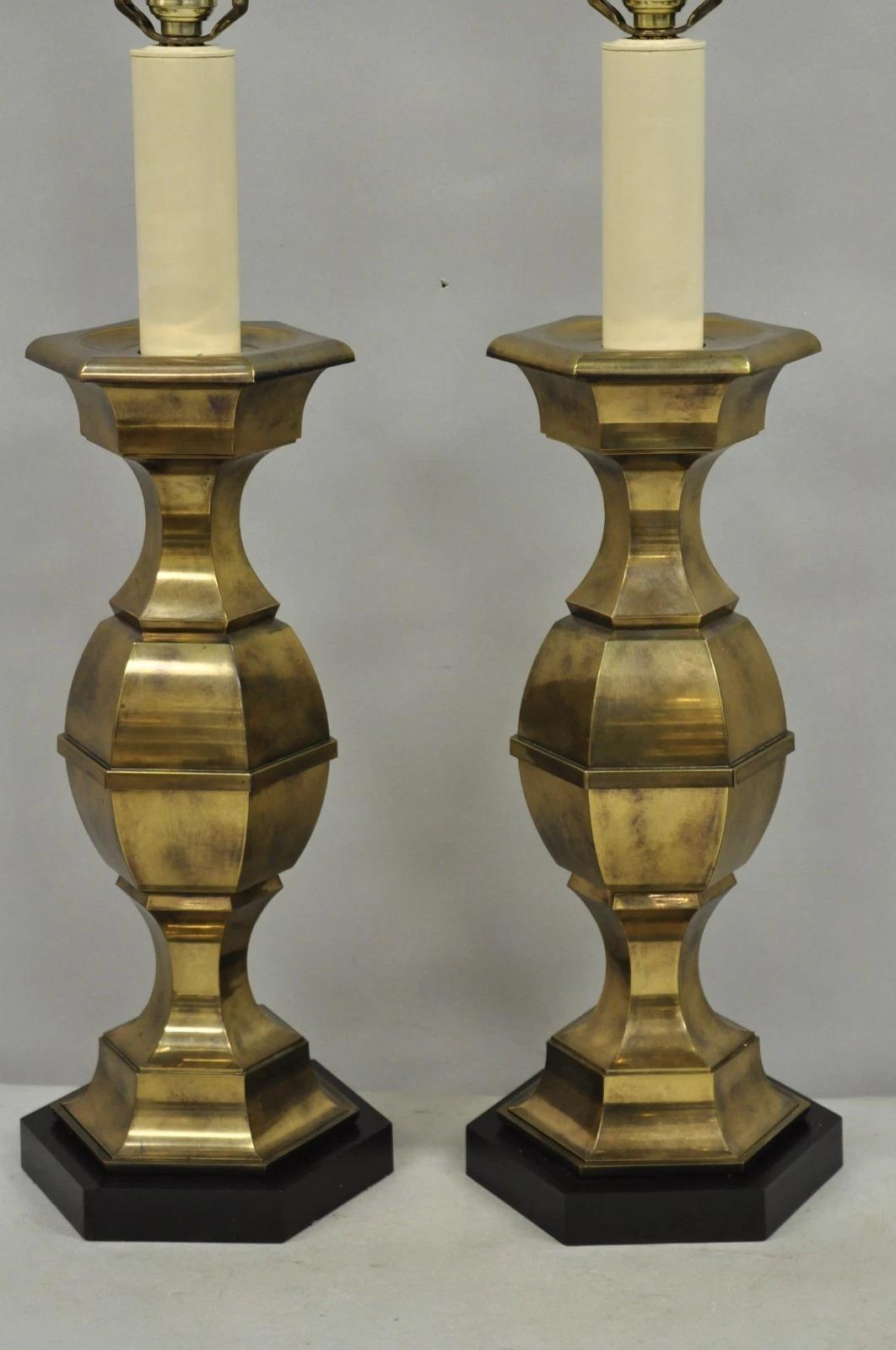 Vintage Hollywood Regency brüniertes Messing Kerzenständer Tischlampen - ein Paar (Unbekannt) im Angebot