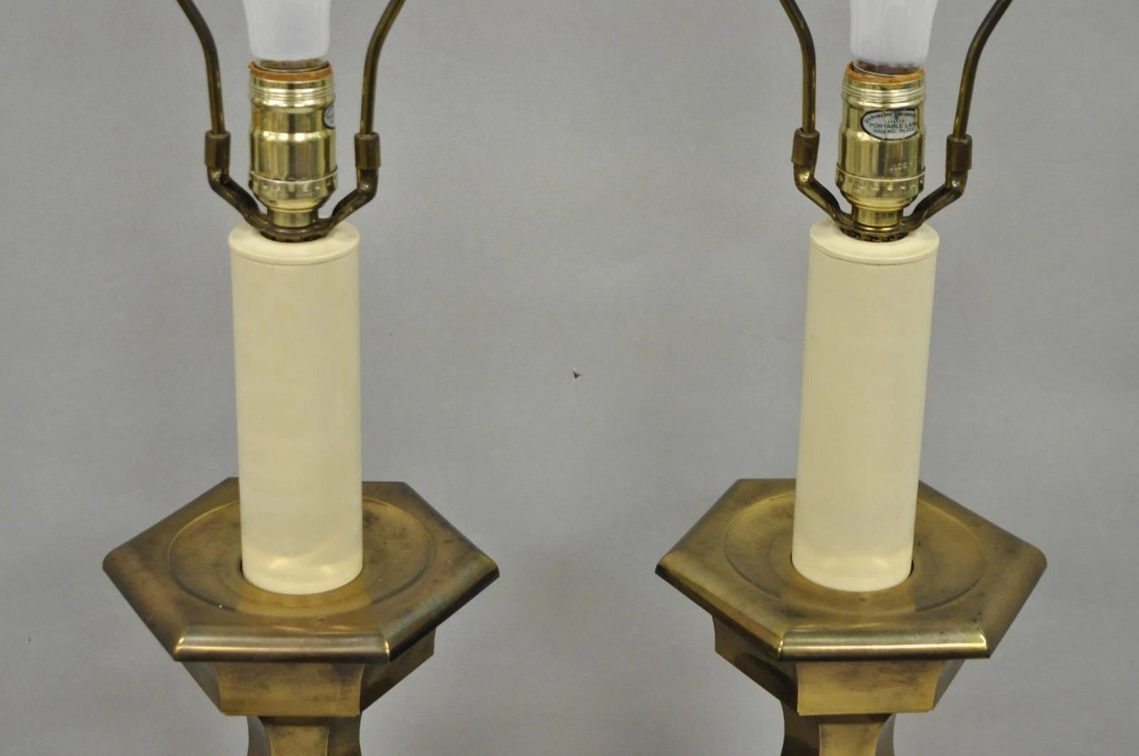 Vintage Hollywood Regency brüniertes Messing Kerzenständer Tischlampen - ein Paar im Zustand „Gut“ im Angebot in Philadelphia, PA