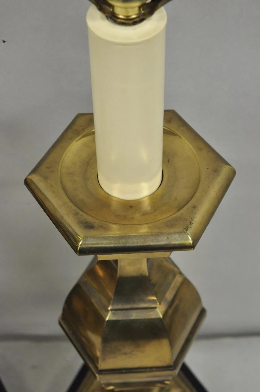 Vintage Hollywood Regency brüniertes Messing Kerzenständer Tischlampen - ein Paar im Angebot 1