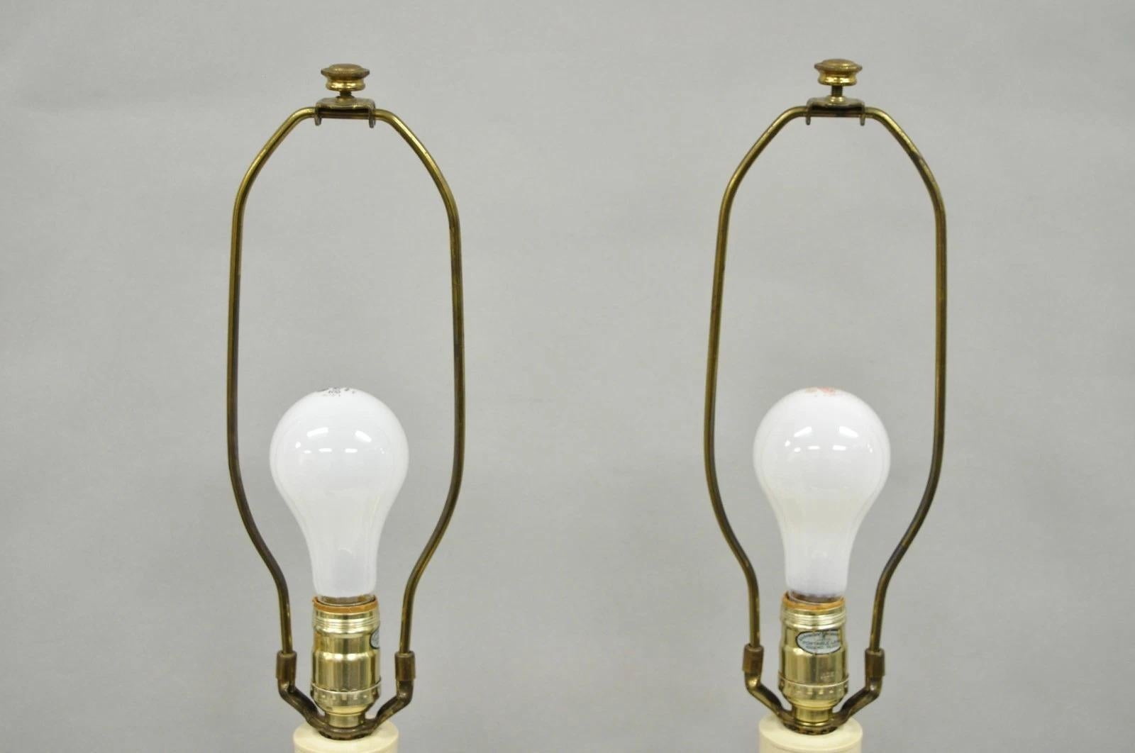 Vintage Hollywood Regency brüniertes Messing Kerzenständer Tischlampen - ein Paar im Angebot 2