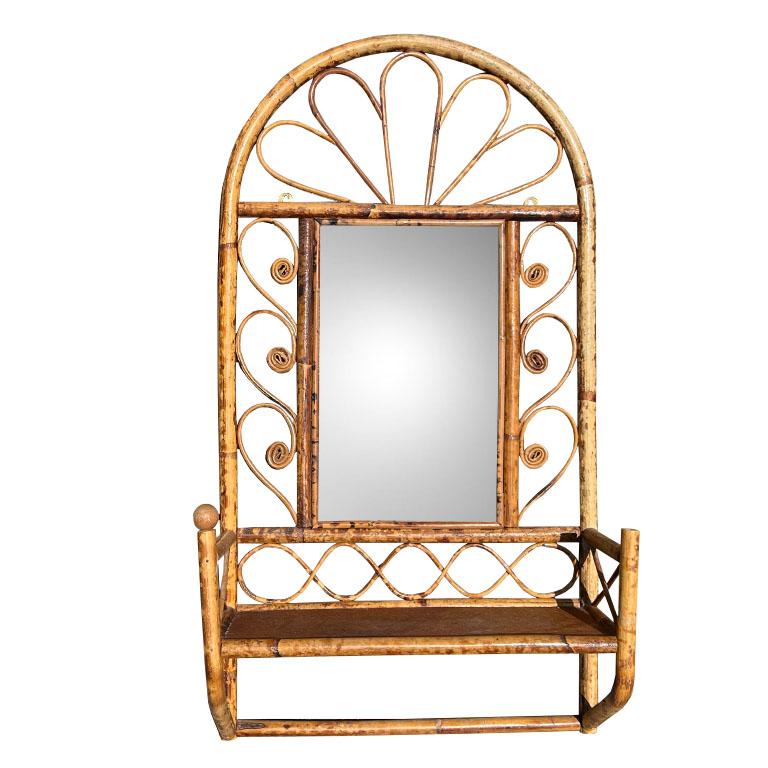 Miroir mural en bambou brûlé de style régence hollywoodienne avec étagère. Cette pièce a été créée à Hong Kong. Il se compose d'un miroir rectangulaire flanqué de part et d'autre d'un bambou à volutes ou courbé. Le haut du miroir est orné de bambous