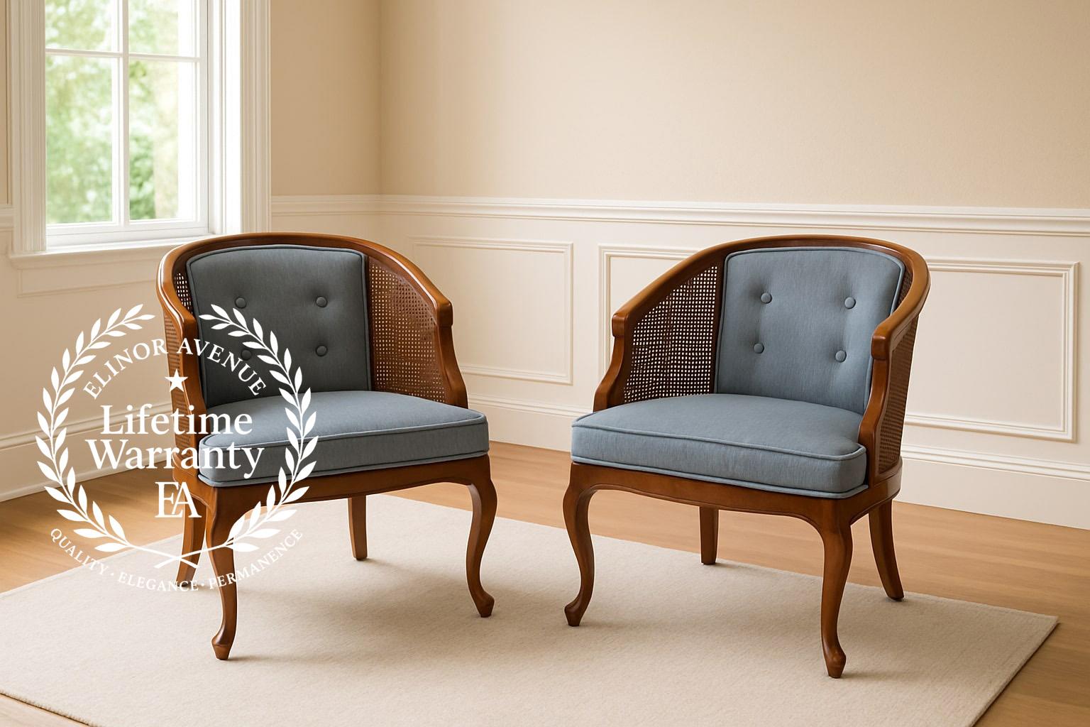 Trasforma il tuo spazio con l'eleganza senza tempo di queste sedie con schienale in canna Vintage Hollywood Regency. Perfette per aggiungere un tocco di glamour a qualsiasi ambiente, queste sedie sono una splendida miscela di design classico e