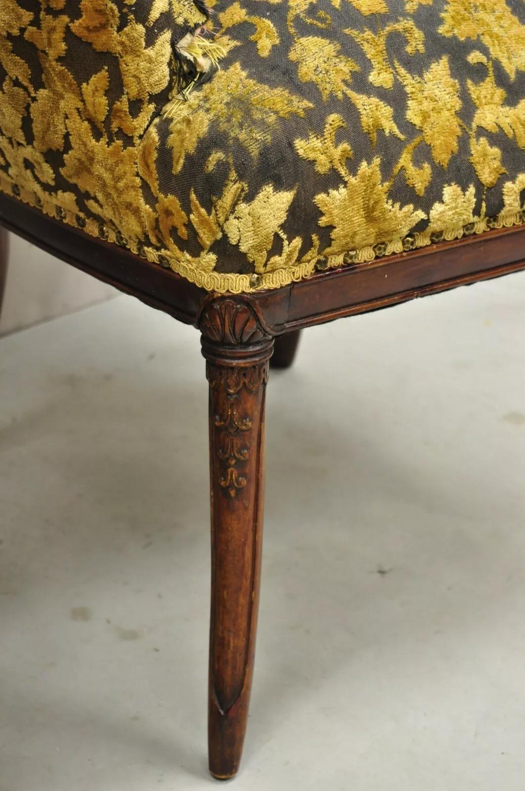 Chaises longues de cheminée à dossier en acajou sculpté, Vintage Hollywood Regency - Paire en vente 5