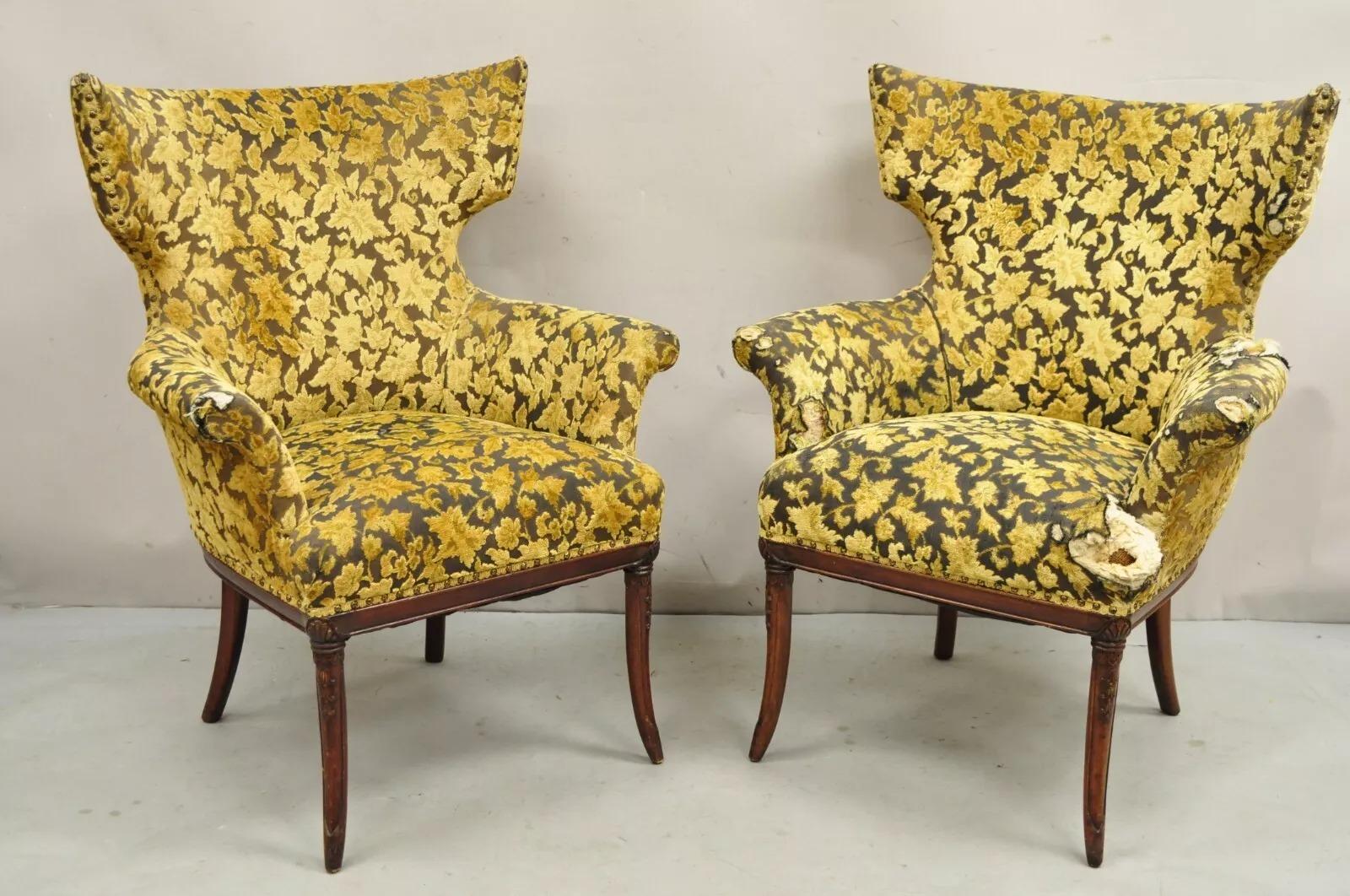 Vintage Hollywood Regency Acajou sculpté Chaises longues de cheminée - une paire. Circa Mid 20th Century. Dimensions : 41