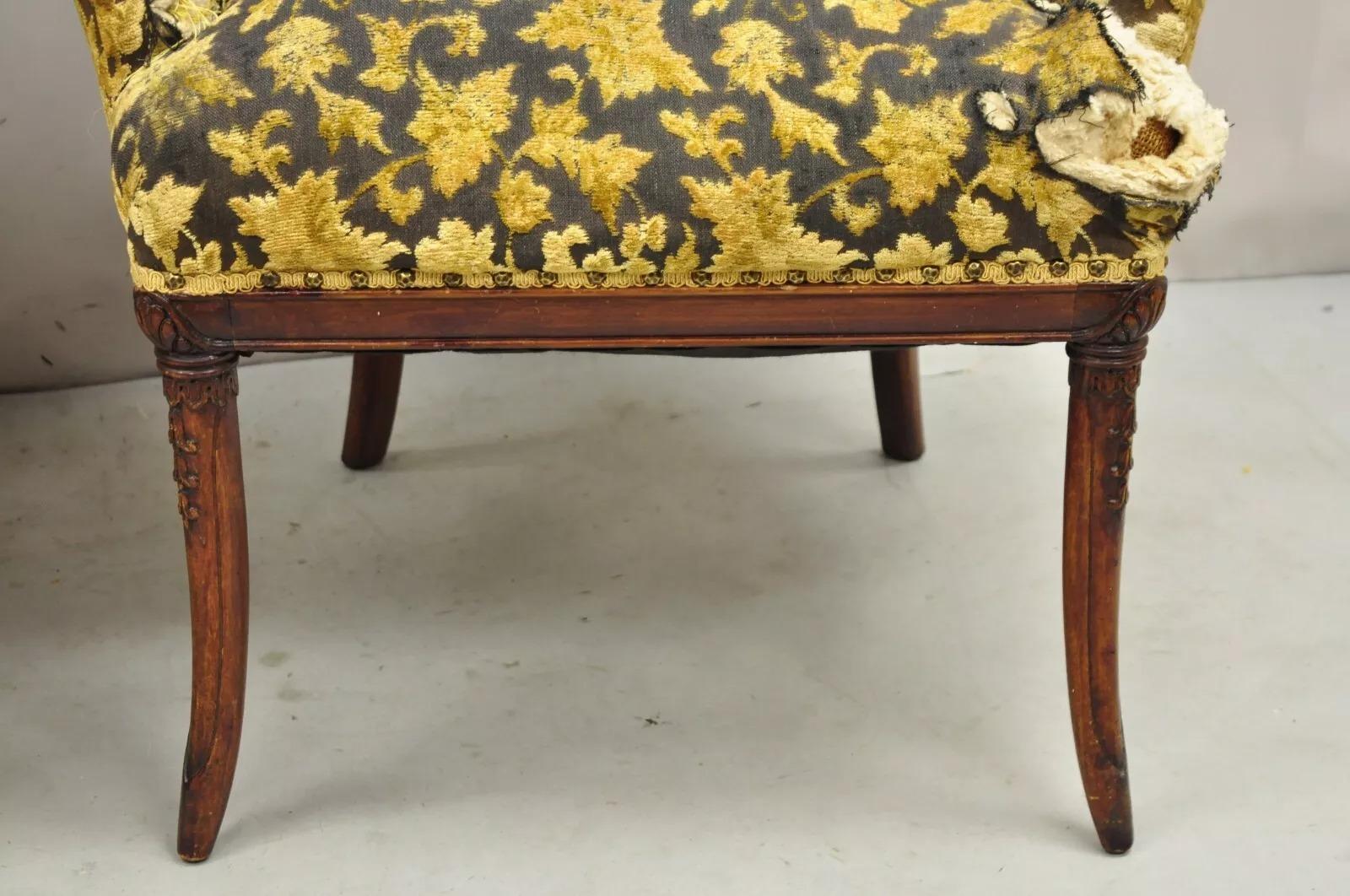 Chaises longues de cheminée à dossier en acajou sculpté, Vintage Hollywood Regency - Paire Bon état - En vente à Philadelphia, PA