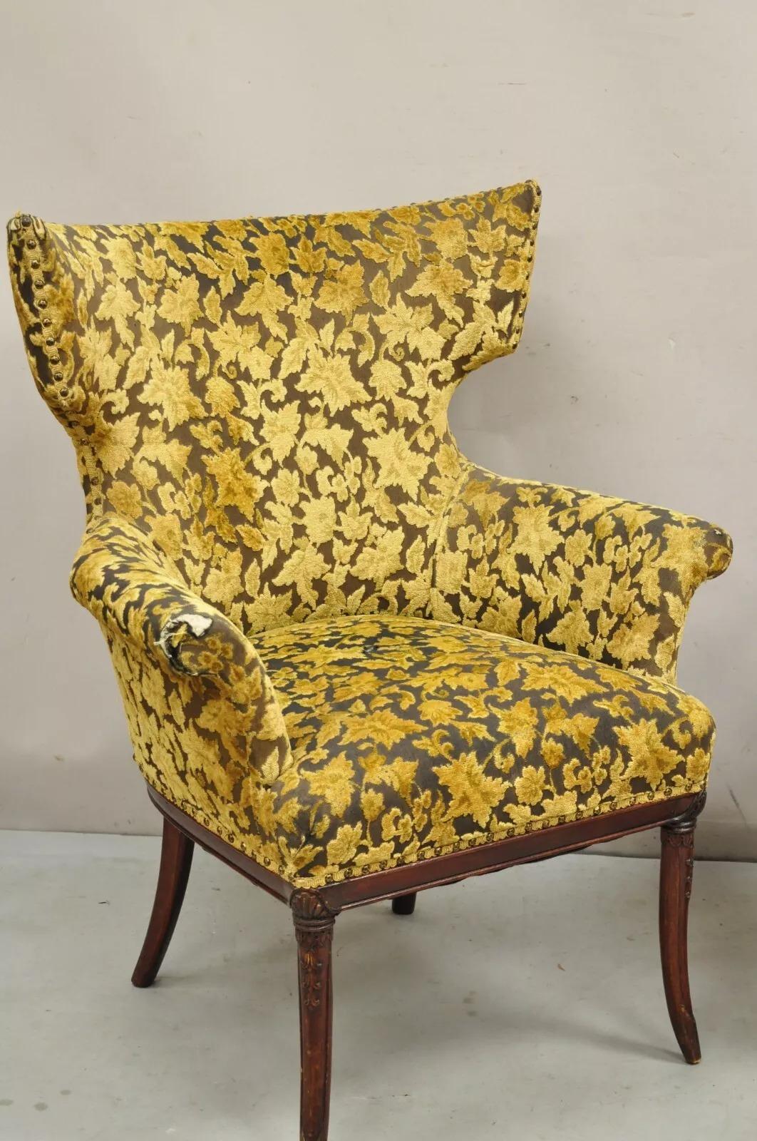 Chaises longues de cheminée à dossier en acajou sculpté, Vintage Hollywood Regency - Paire en vente 1