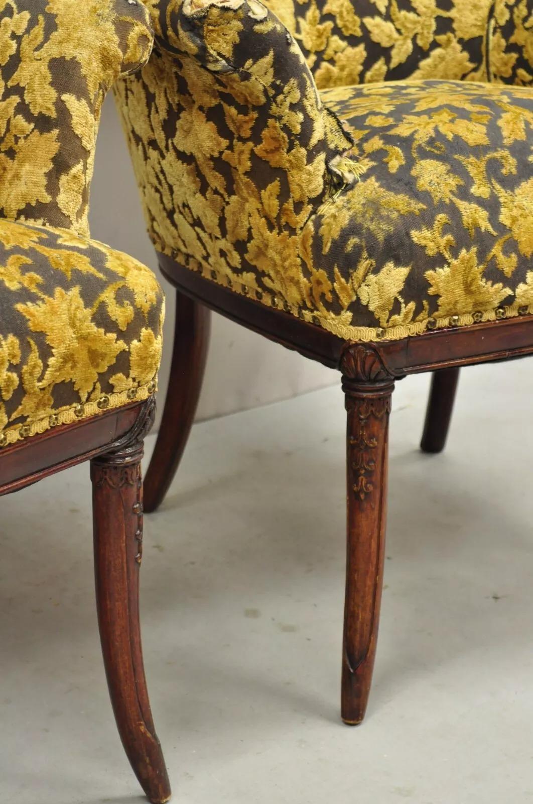 Chaises longues de cheminée à dossier en acajou sculpté, Vintage Hollywood Regency - Paire en vente 3