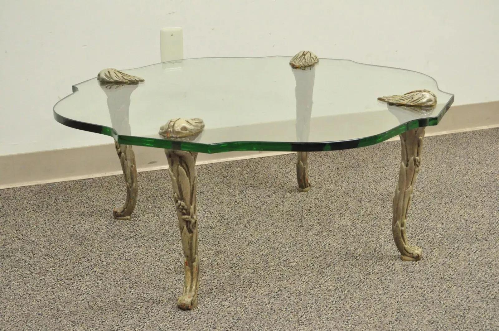 Table basse vintage Hollywood Regency sculptée, pieds en faux bois et plateau en verre en vente 5